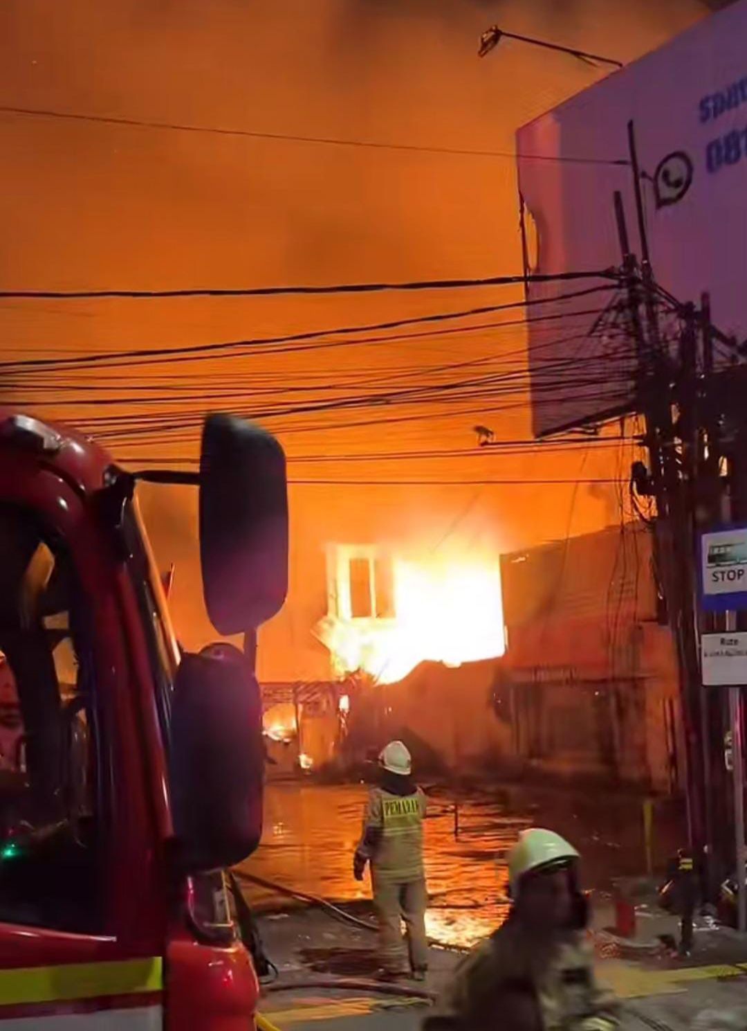 Food court hingga bengkel ban mobil di Jalan RS Fatmawati Raya, RT 01/06, Kelurahan Gandaria Selatan, Jakarta Selatan, terbakar hebat.