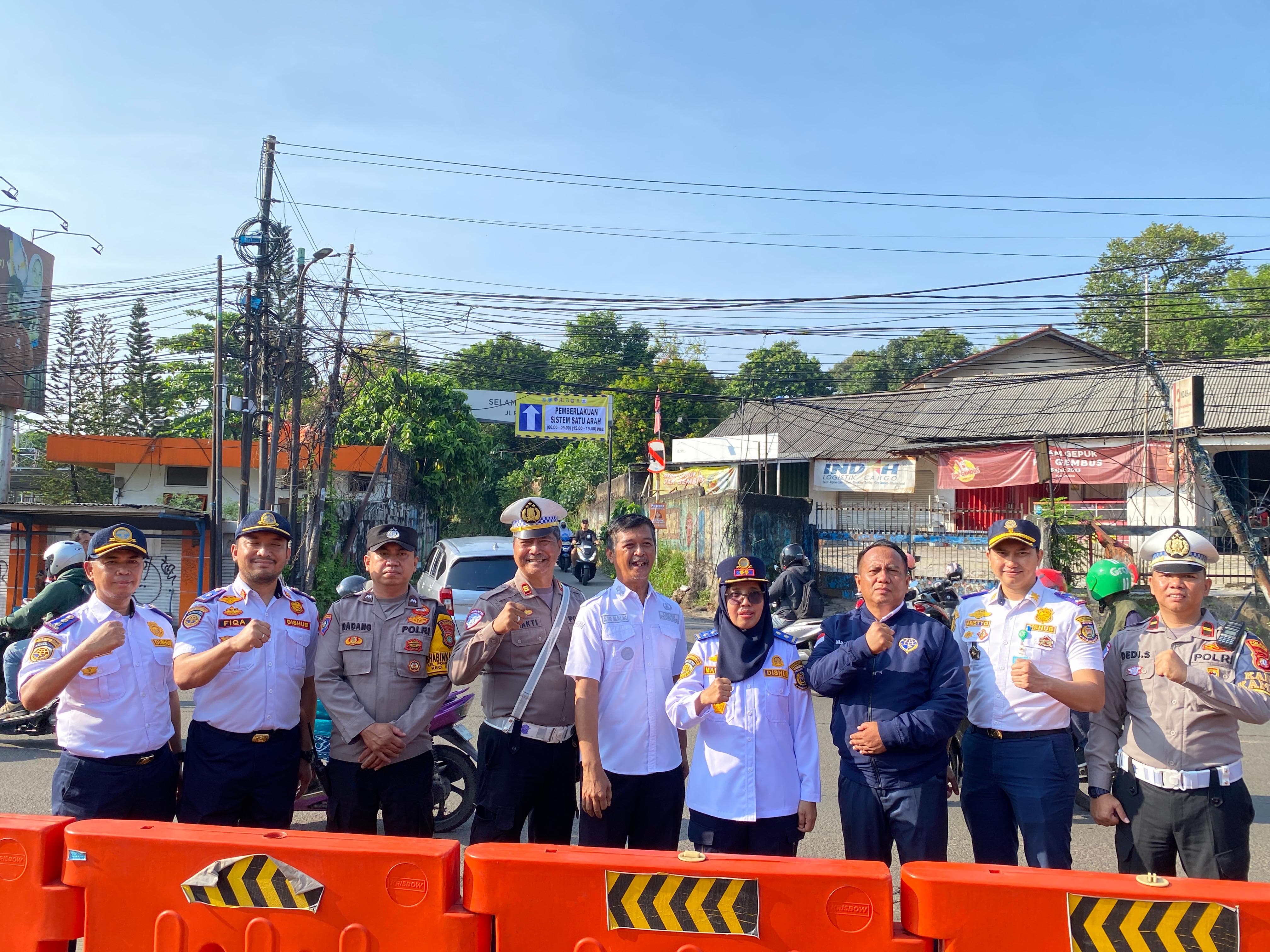 Kabid Lalu Lintas Dishub Tangsel Martha Lena meninjau rekayasa lalu lintas di empat titik di Kelurahan Pondok Cabe, Kecamatan Pamulang, Rabu (10/9).