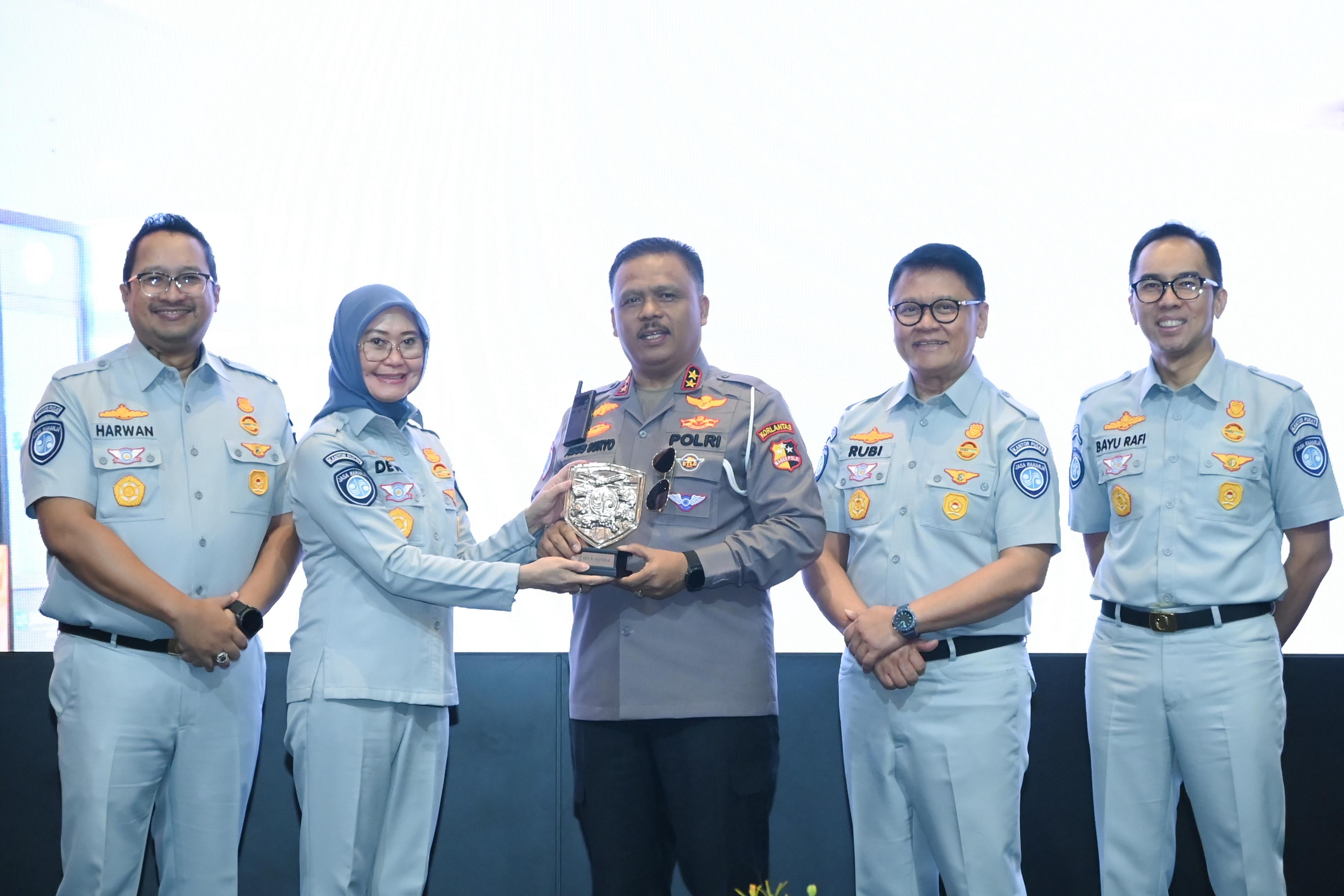 Jasa Raharja bersama dengan Korps Lalu Lintas (Korlantas) Polri melakukan penandatanganan Perjanjian Kerja Sama (PKS) yang berlangsung di Jakarta pada Selasa (9/9)