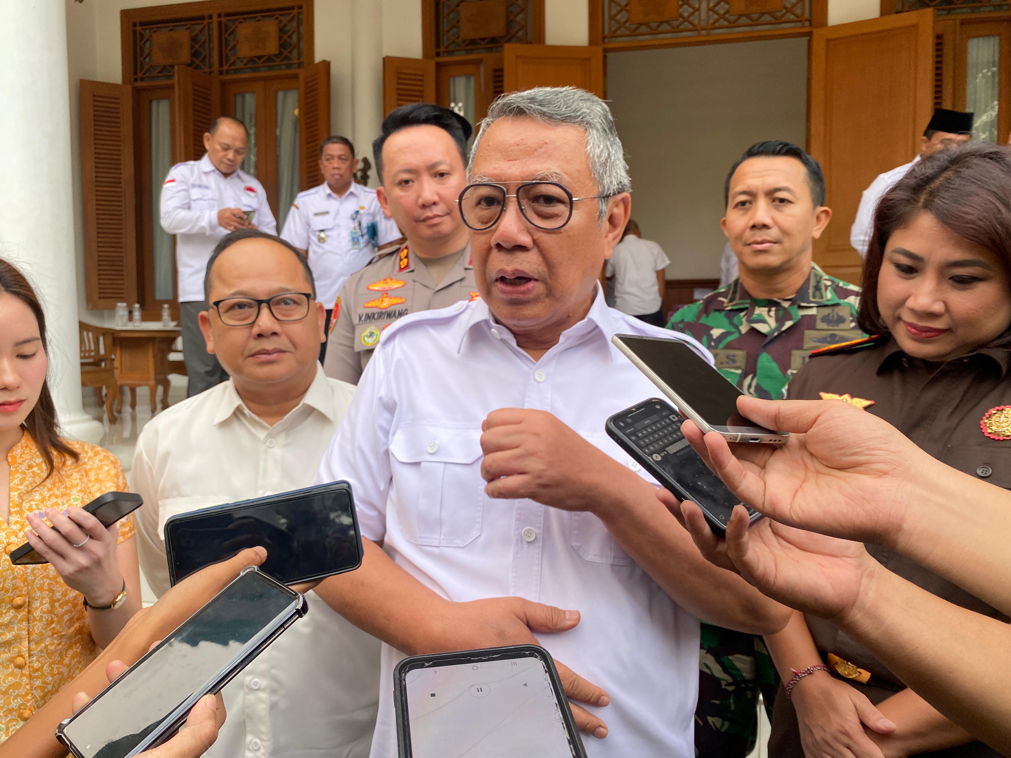 Wali Kota Tangsel Benyamin Davnie diwawancarai wartawan.