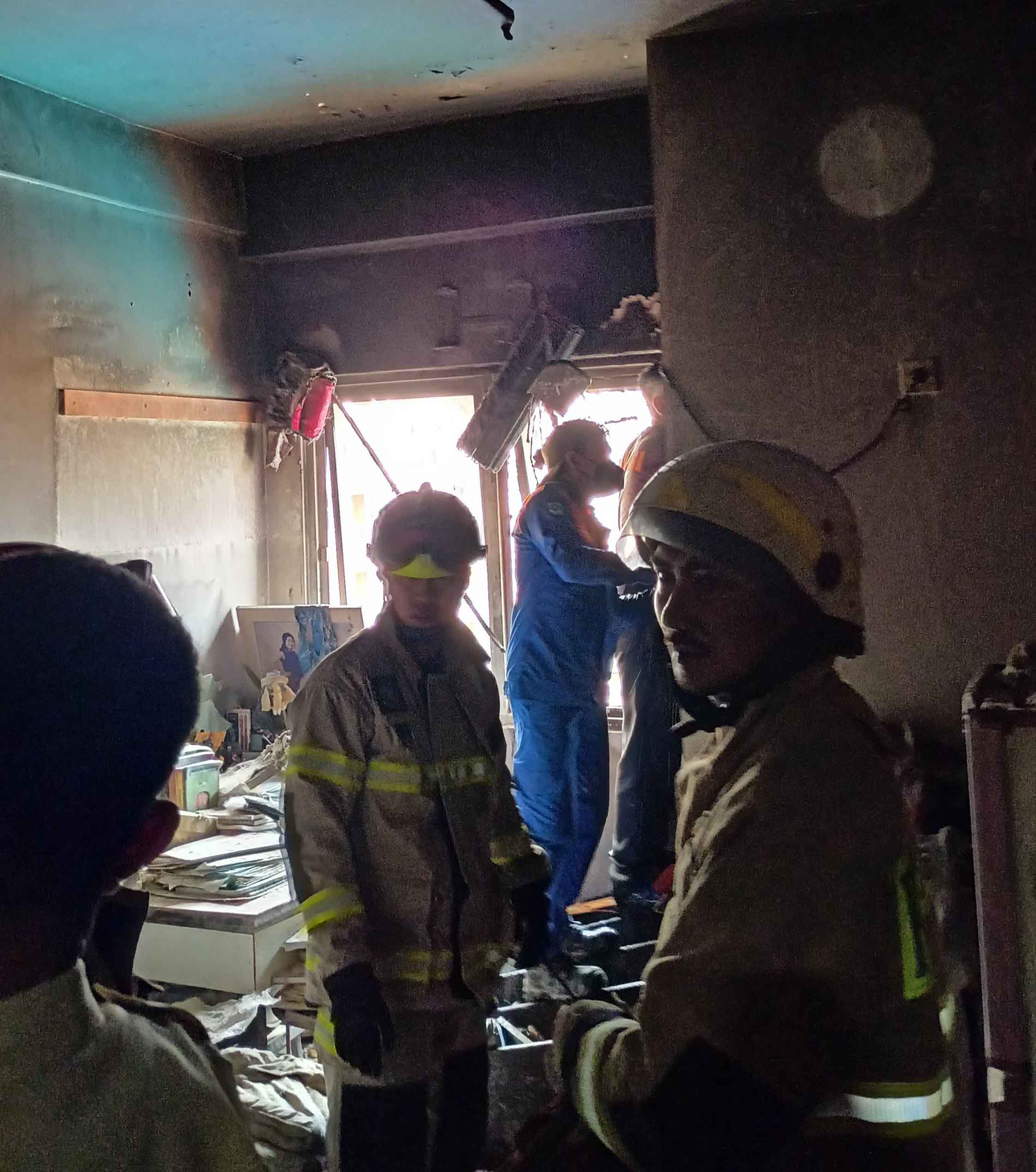 Damkar Depok memadamkan api di Apartemen Margonda Residence (Mares) 1 .