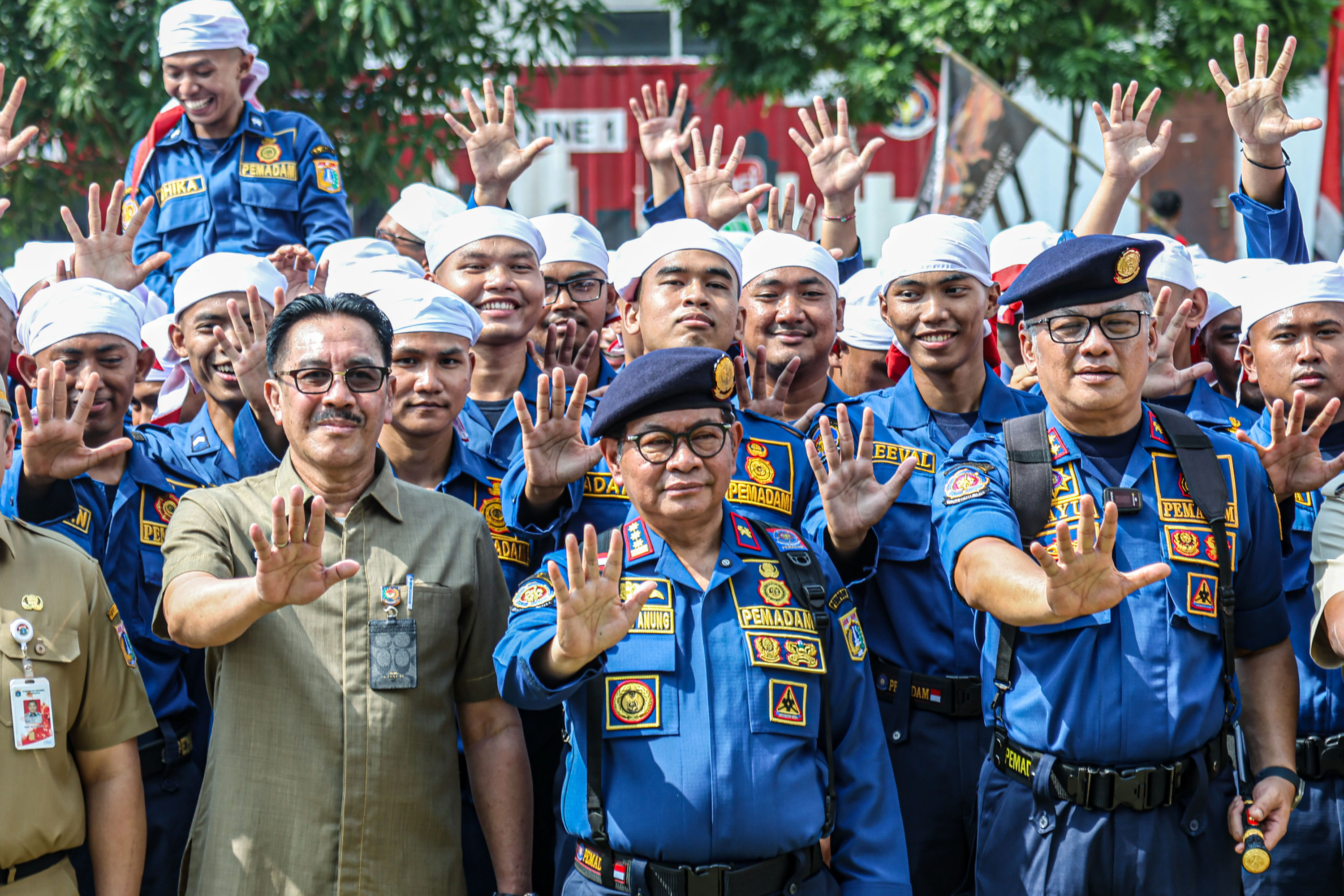 Gubernur DKI Jakarta Pramono Anung (tengah) membuka Jakarta Fire Fighters Challange di Kantor Gulkarmat Jakarta, Senin (15/9/).