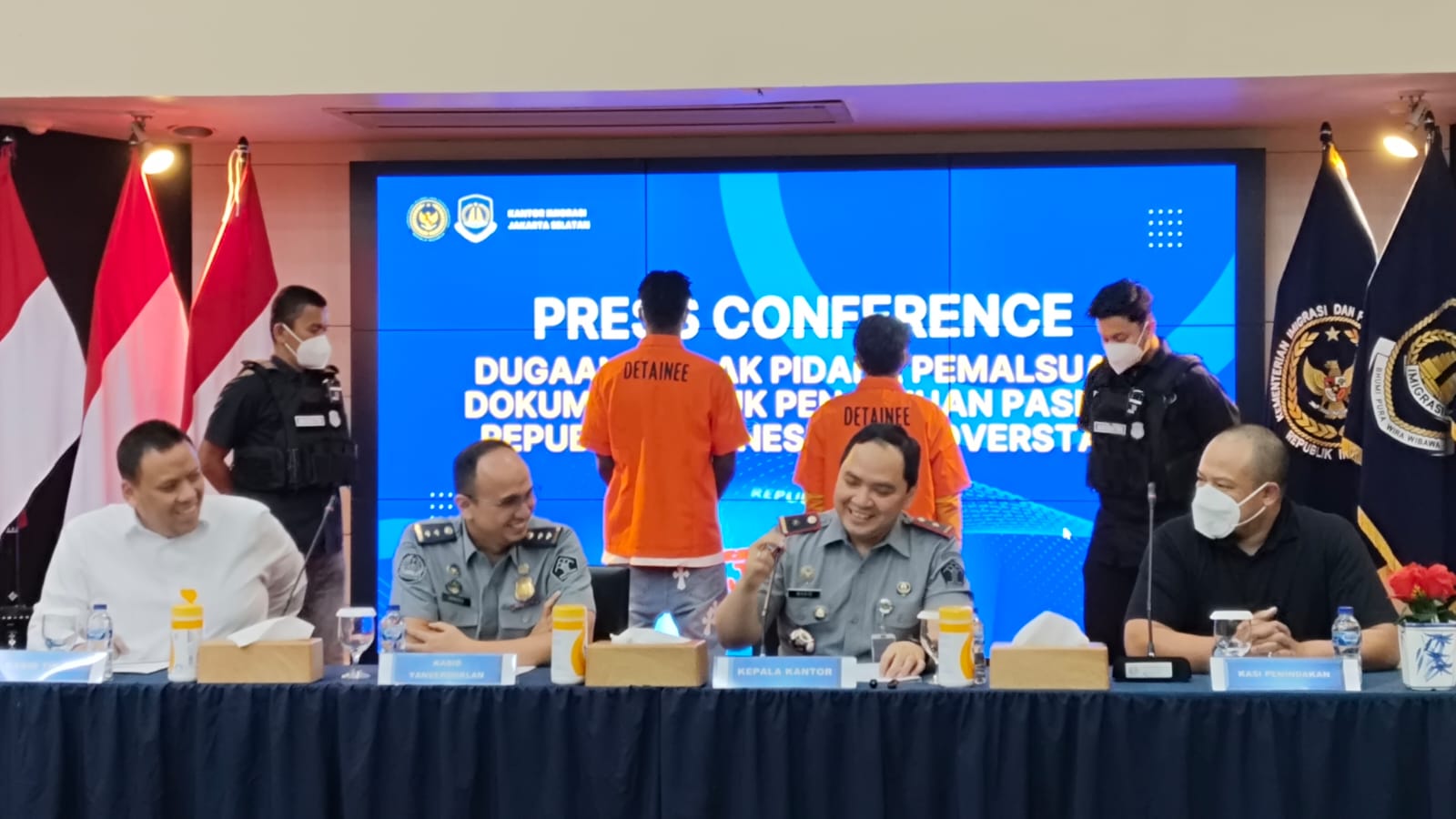 Kantor Imigrasi Kelas I Khusus Non TPI Jakarta Selatan mengungkap kasus pemalsuan dokumen yang melibatkan dua warga asing.