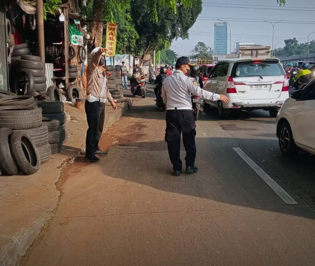 Petugas Dishub lakukan pengaturan lalu lintas di Jl TB Simatupang, Jakarta Selatan.