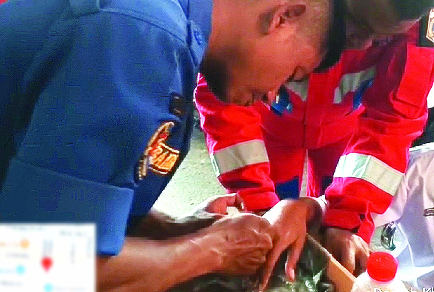 Petugas Dinas Gulkarmat DKI melepaskan cincin yang terjebak di tangan pelajar sekolah SD.