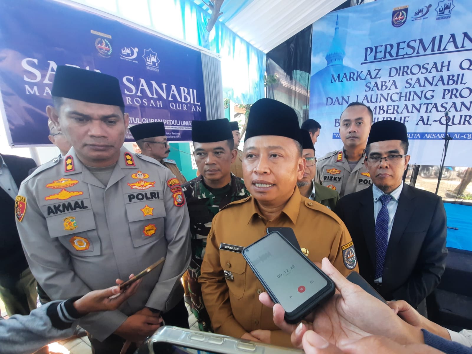 Wali Kota Depok Supian Suri diwawancarai setelah meresmikan program pemberantasan buta huruf Alquran di kawasan Abadijaya, Kota Depok, Senin (15/9).