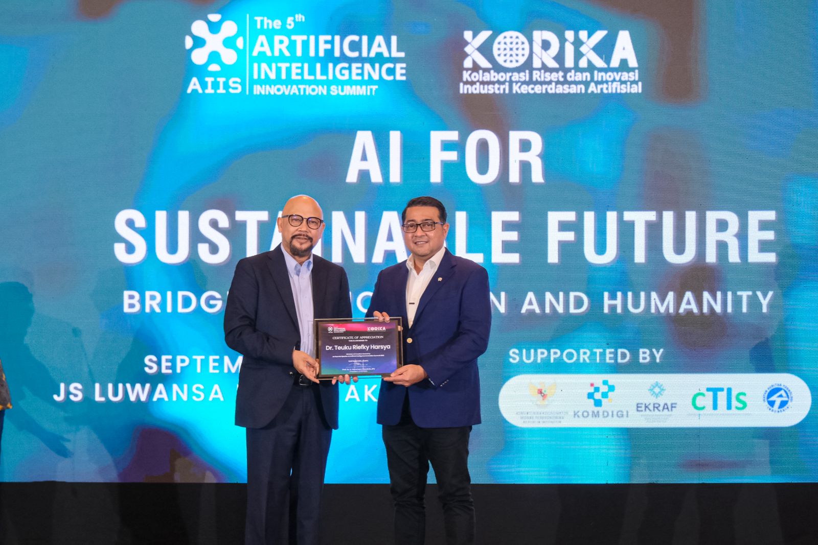 Menteri Ekraf Teuku Riefky mendapat penghargaan di acara Artificial Intelligence Innovation Summit (AIIS) 2025 di Hotel JS Luwansa, Jakarta, Selasa (16/9).