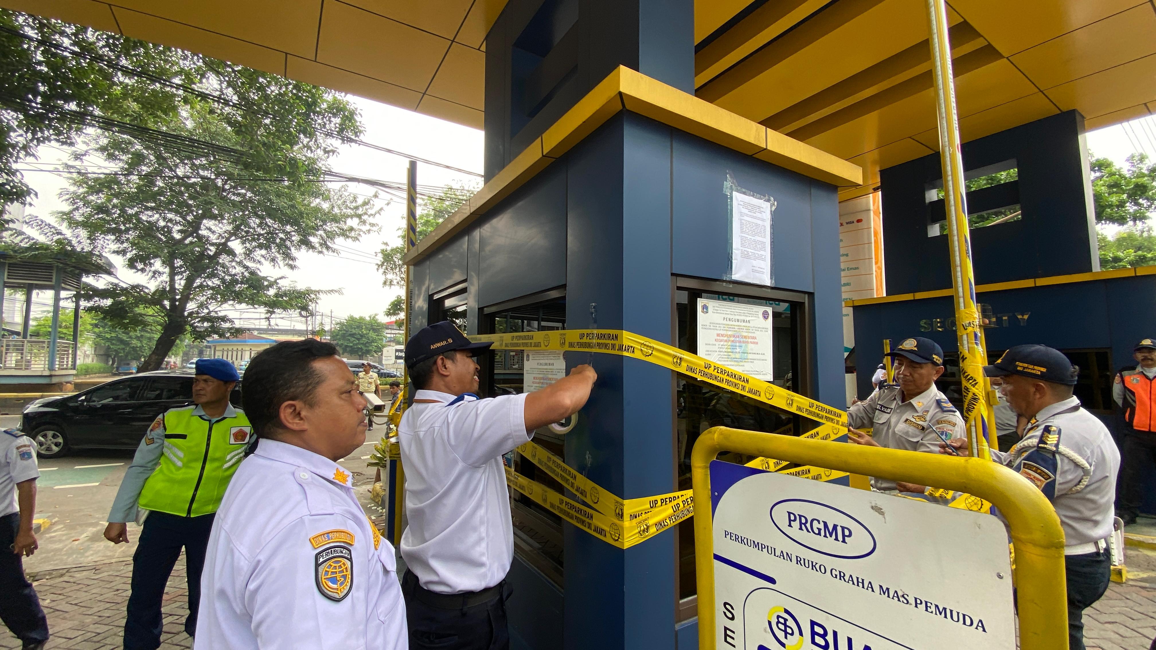 Tertibkan Parkir Ilegal, Empat Operator Parkir Disegel Dishub DKI yang Dipantau Anggota DPRD DKI