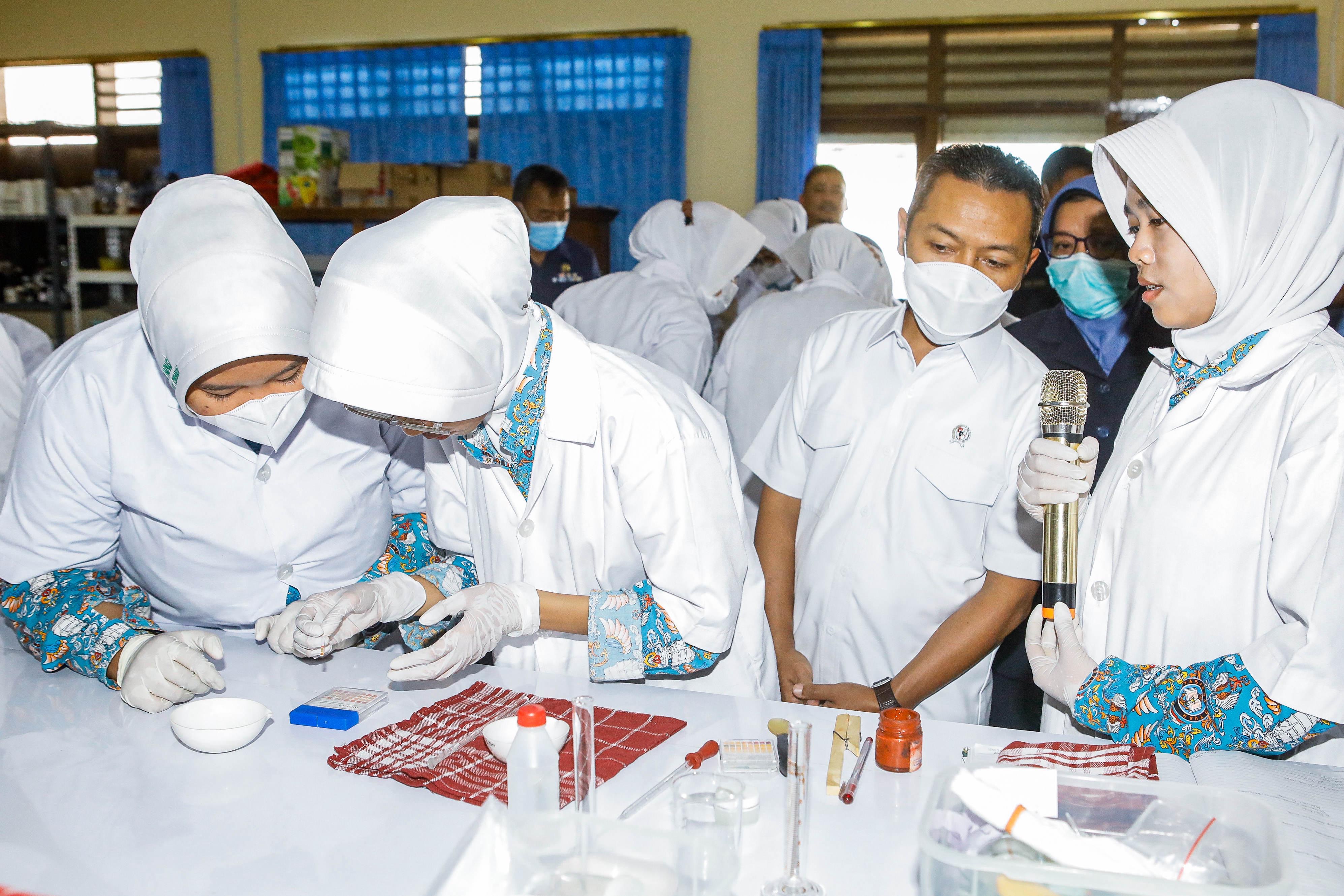 Kemendikdasmen menargetkan setiap sekolah mendapatkan perangkat papan interaktif (IFP) untuk menunjang proses pembelajaran.