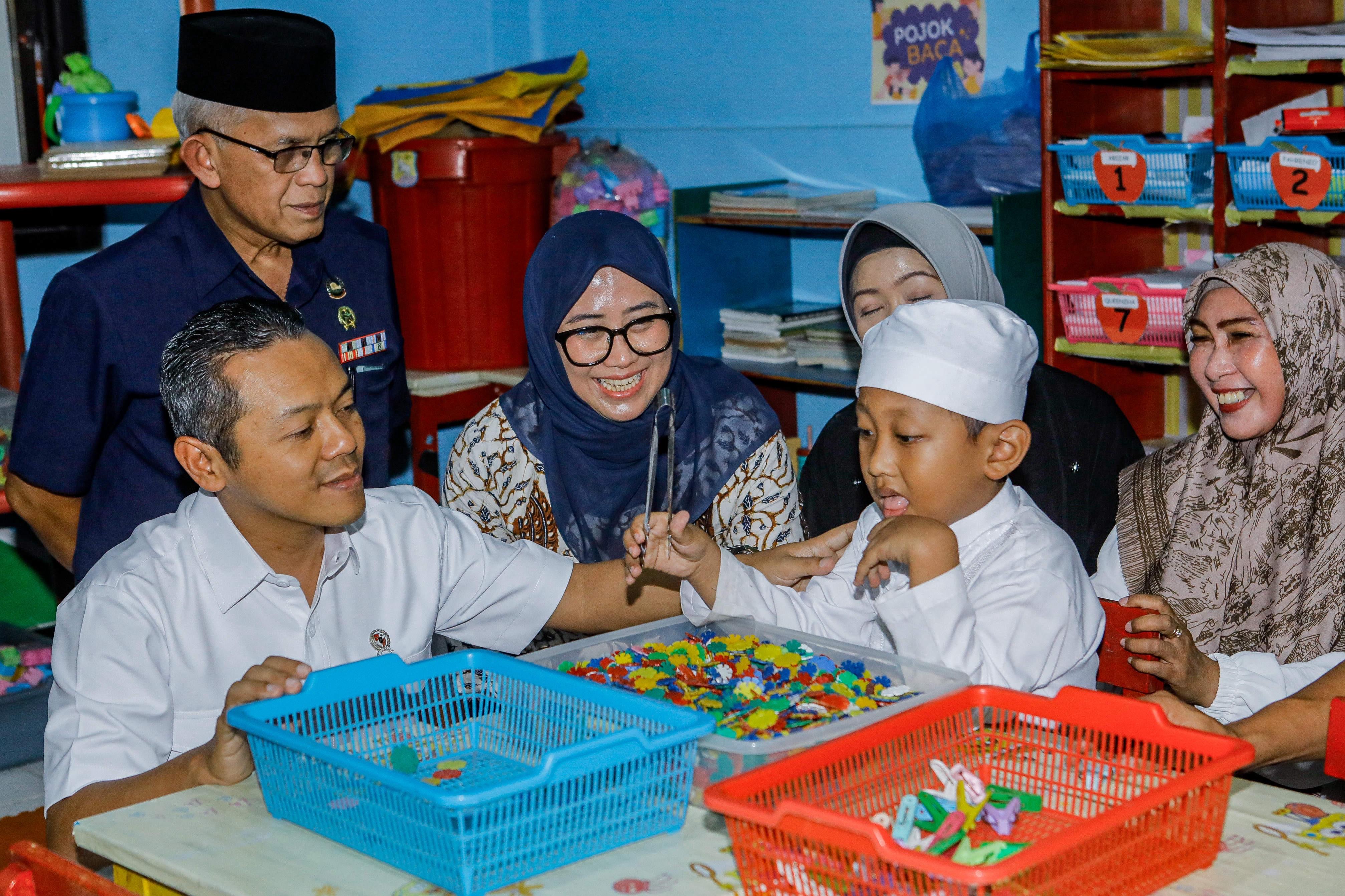 Pemerintah melalui Kemendikdasmen menargetkan setiap sekolah mendapatkan perangkat papan interaktif (IFP) untuk menunjang proses pembelajaran.