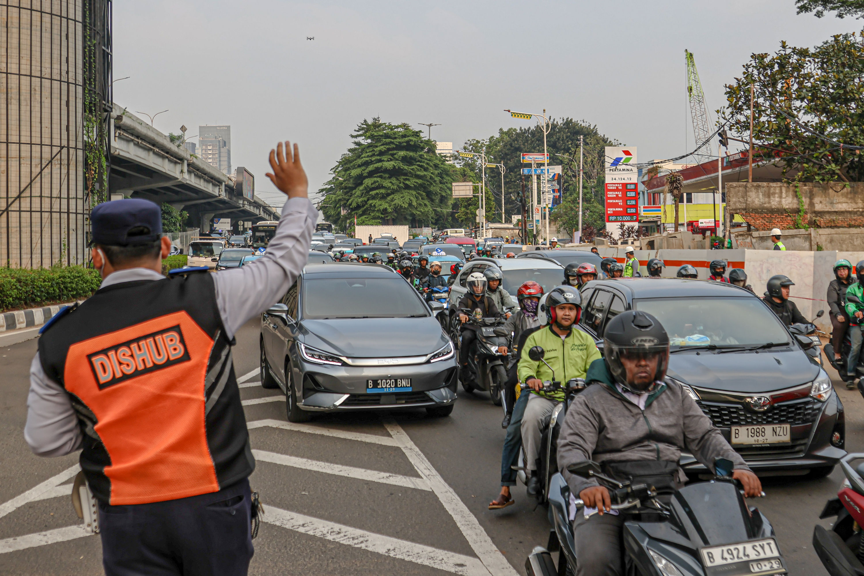 Petugas mengarahkan kendaraan roda empat untuk memasuki Gate Toll (GT) Fatmawati 2, Jakarta Selatan. Pemprov DKI Jakarta diklaim berhasil melakukan uji coba rekayasa lalu lintas di Jalan TB Simatupang