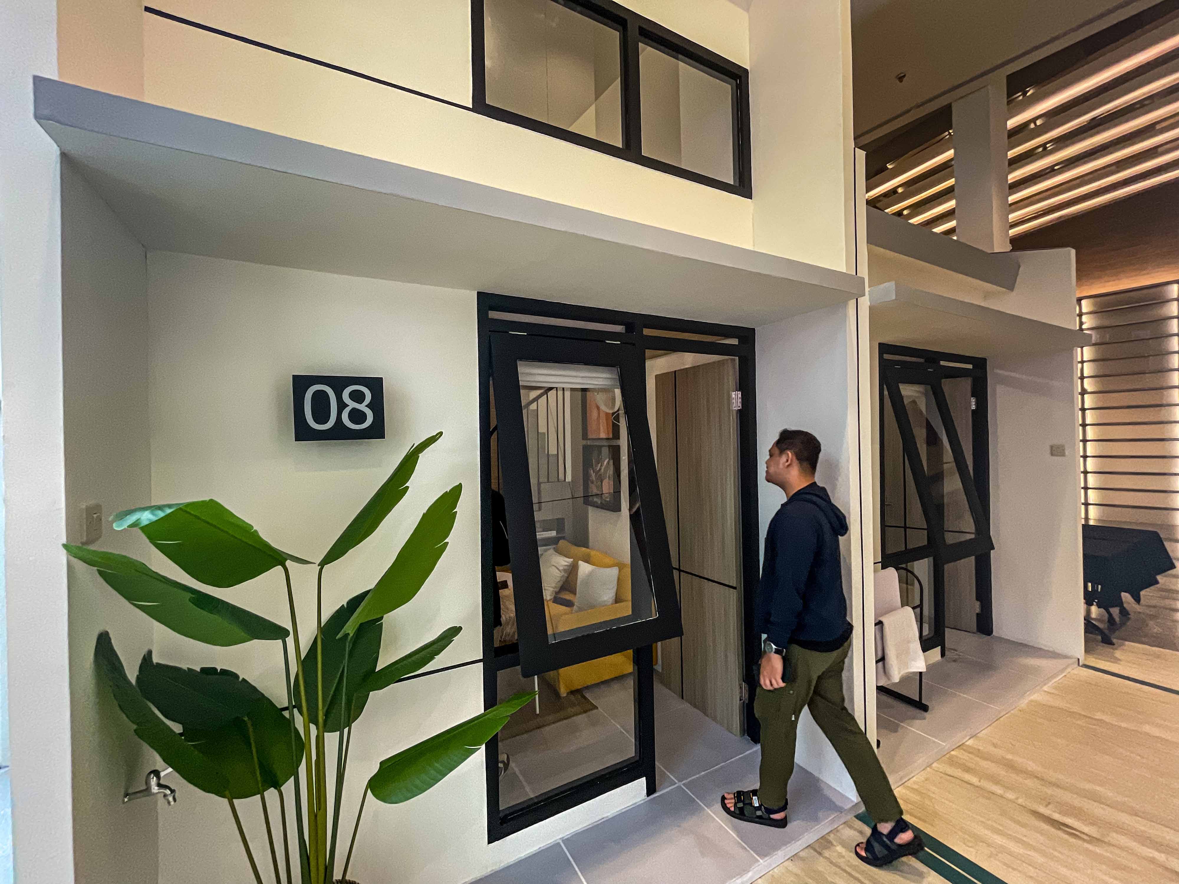 Pengunjung melihat contoh desain  rumah subsidi di Jakarta. Kementerian Perumahan dan Kawasan Permukiman (PKP) memperkenalkan mock up rumah bersubsidi berukuran 14 meter persegi.