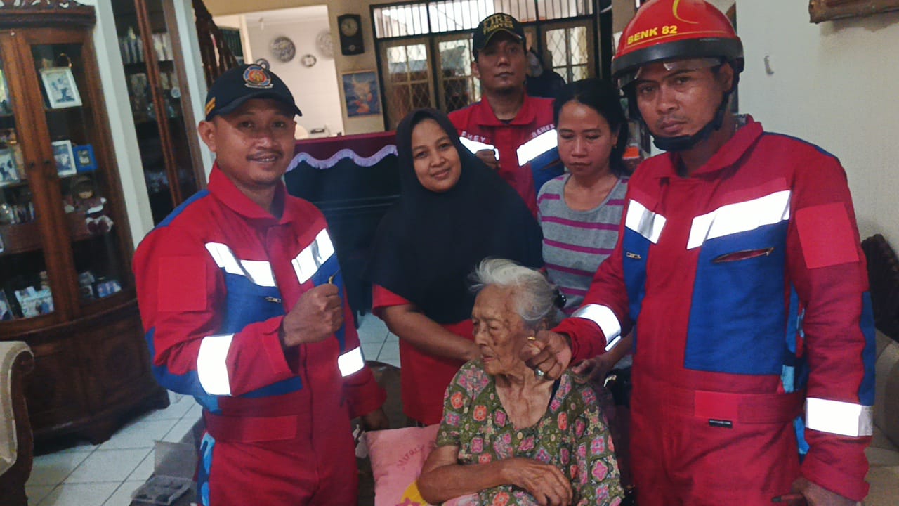 Tim Rescue Dinas Pemadam Kebakaran dan Penyelamatan Kota Tangsel Evakuasi Cincin Terjepit di Jari Nenek 99 Tahun