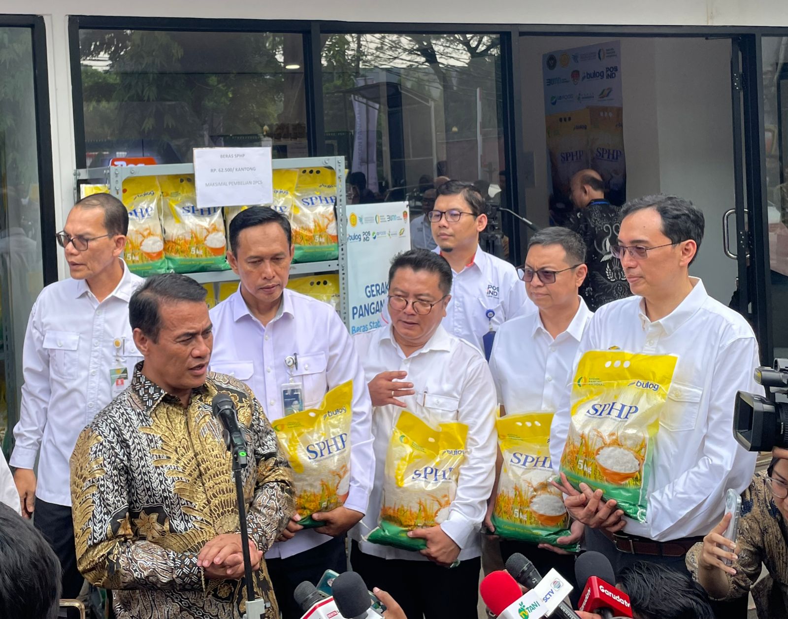 Menteri Pertanian Andi Amran Sulaiman (kiri) mendukung ketahanan pangan.