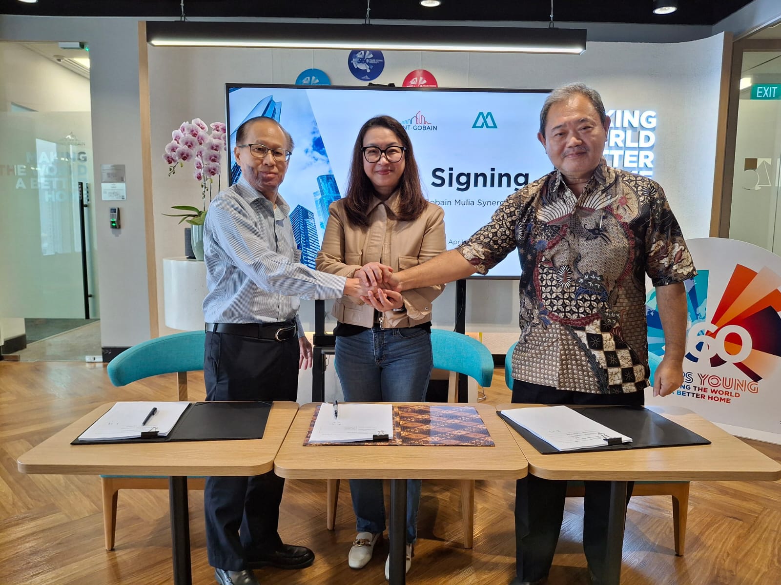 Dari kiri, Arianto Gozali (Direktur Sharp Asia Pacific Limited), Djie Ivana Ijaya (CEO Saint-Gobain Indonesia) dan Suryadi kencana (Pesiden Direktur PT Mulia Grahapermai).