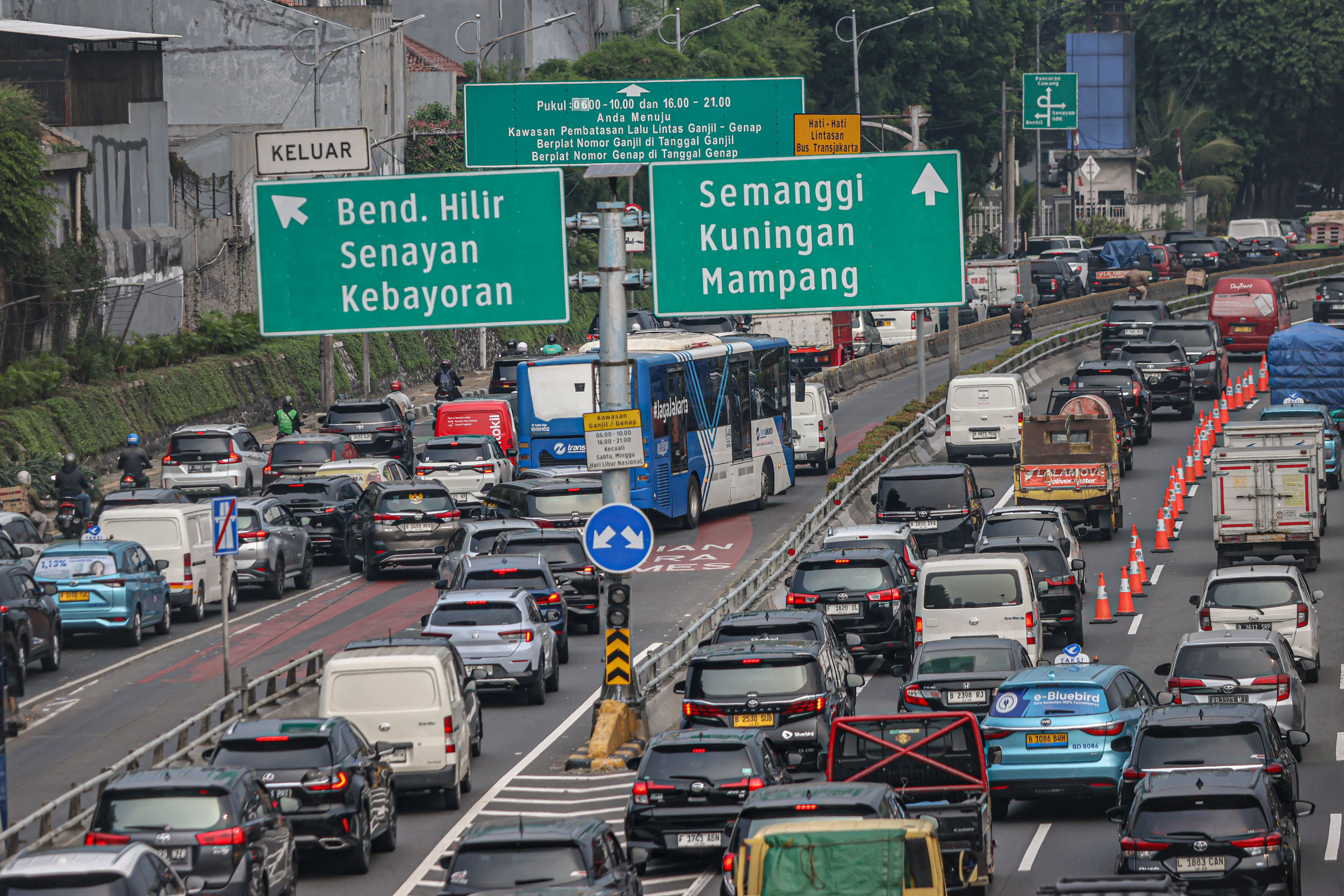 Sejumlah kendaraan terjebak kemacetan di sekitar jalan Gatot Subroto dan Tol Dalam Kota, Jakarta Selatan, Kamis (25/9).
