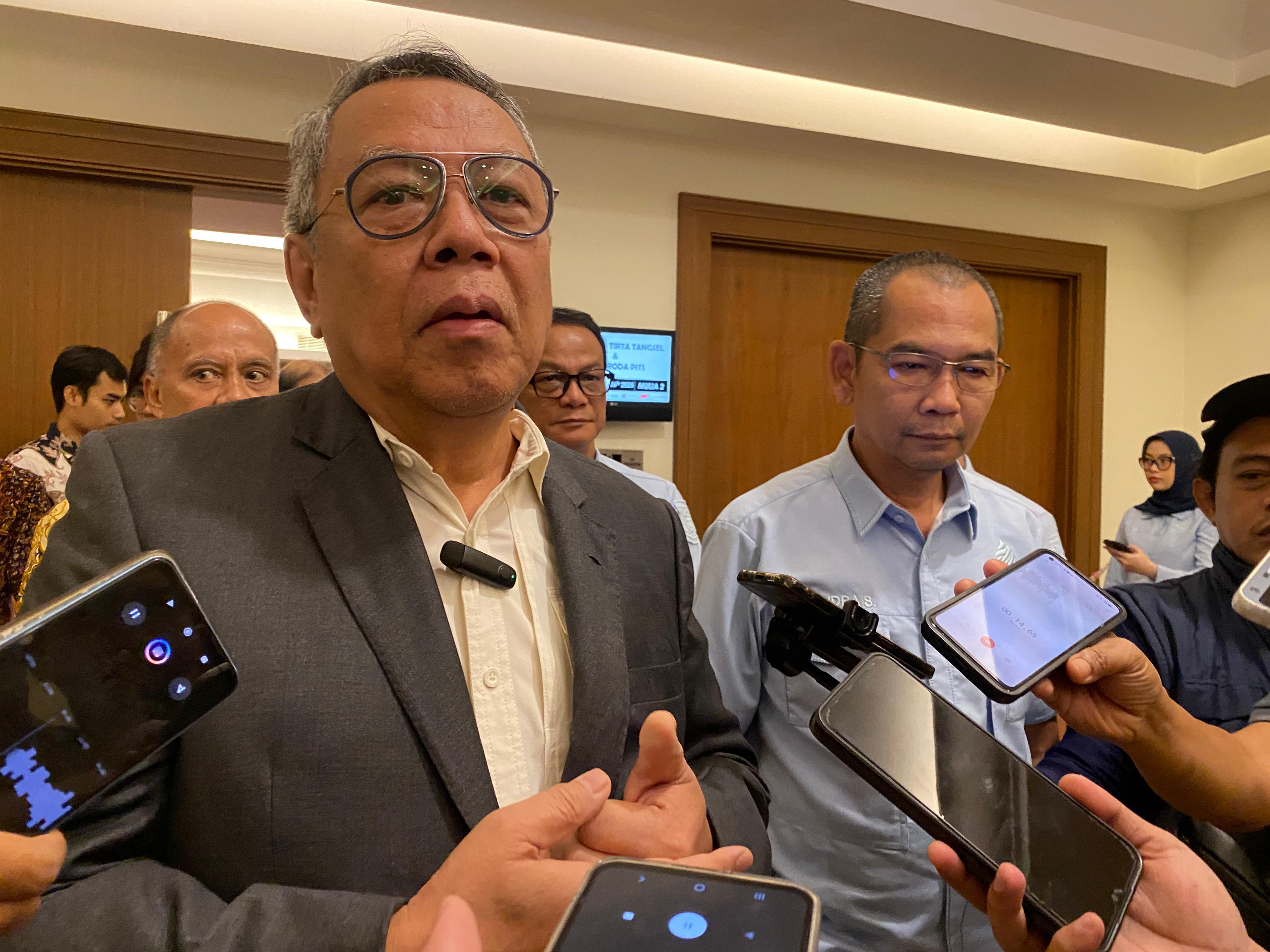 Wali Kota Tangsel Benyamin Davnie saat diwawancarai terkait kelanjutan pembangunan MRT ke Tangsel, Jumat (26/9).