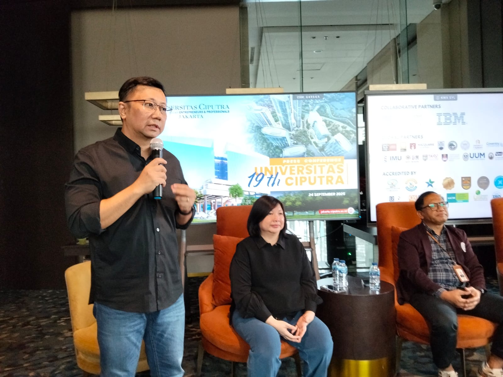 Vice Rector for Student Affairs, Employability, and Industry Collaboration Universitas Ciputra (UC) sekaligus Director Apple Developer Academy @UC Trianggoro Wiradinata (kiri) di Jakarta (24/9).