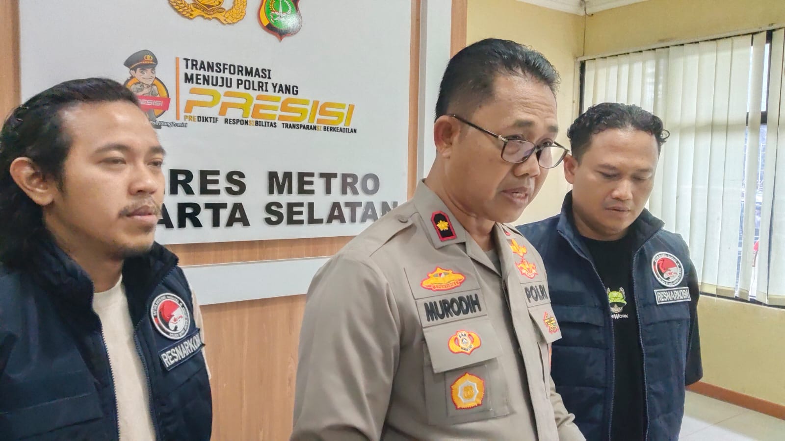 Kasi Humas Polres Metro Jakarta Selatan Kompol Murodih memberikan keterangan terkait penyitaan obat-obatan daftar G di warung kopi, Jagakarsa dan toko kosmetik di wilayah Pasar Minggu.