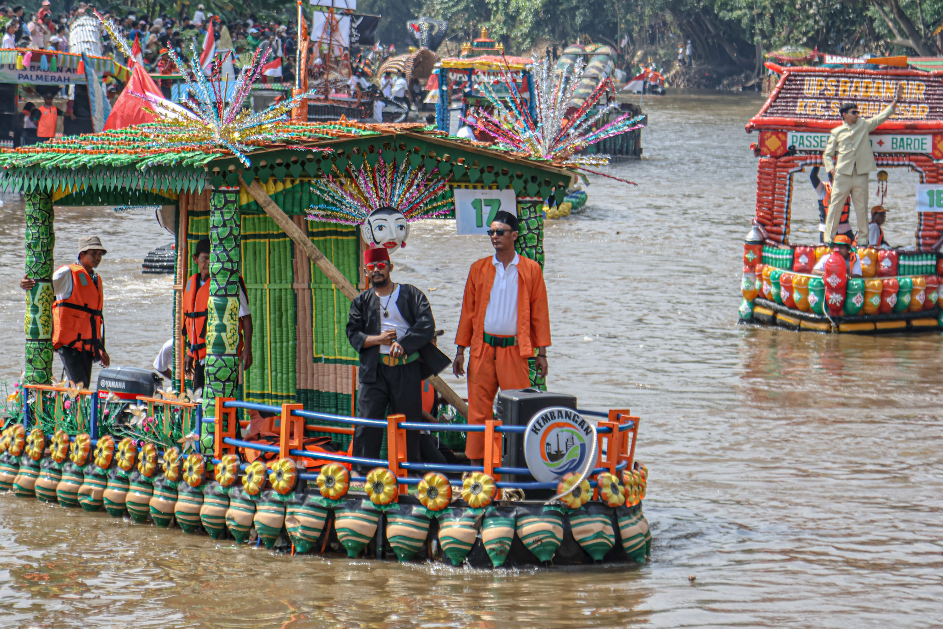 Sejumlah perahu berbahan sampah daur ulang meramaikan Festival Perahu Cilung 2025 di Kali Ciliwung, Pancoran, Jakarta, Minggu (28/09/2025). Ajang yang digagas Dinas Lingkungan Hidup (DLH) DKI Jakarta menjadi bagian dari Festival Cinta Lingkungan (Cilung)