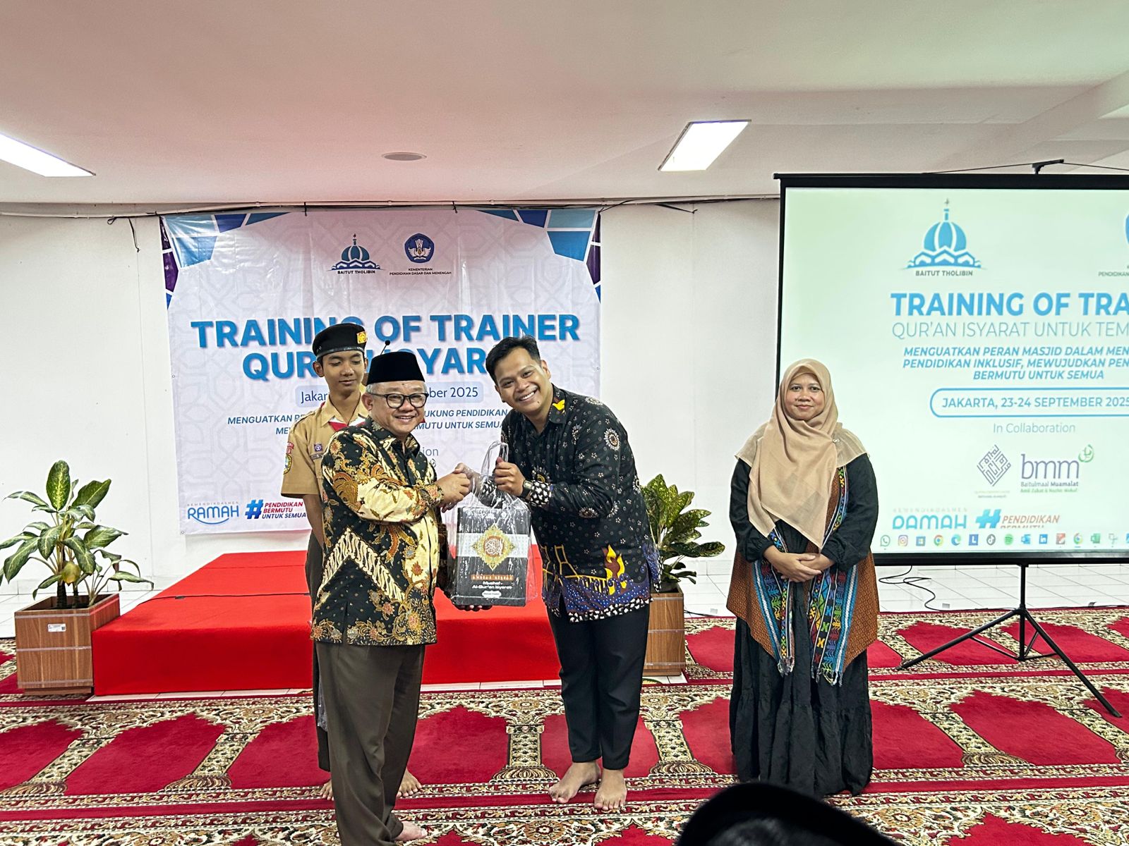 Perdana, Mendikdasmen Gelar Pelatihan Baca Al-Qur’an dengan Bahasa Isyarat