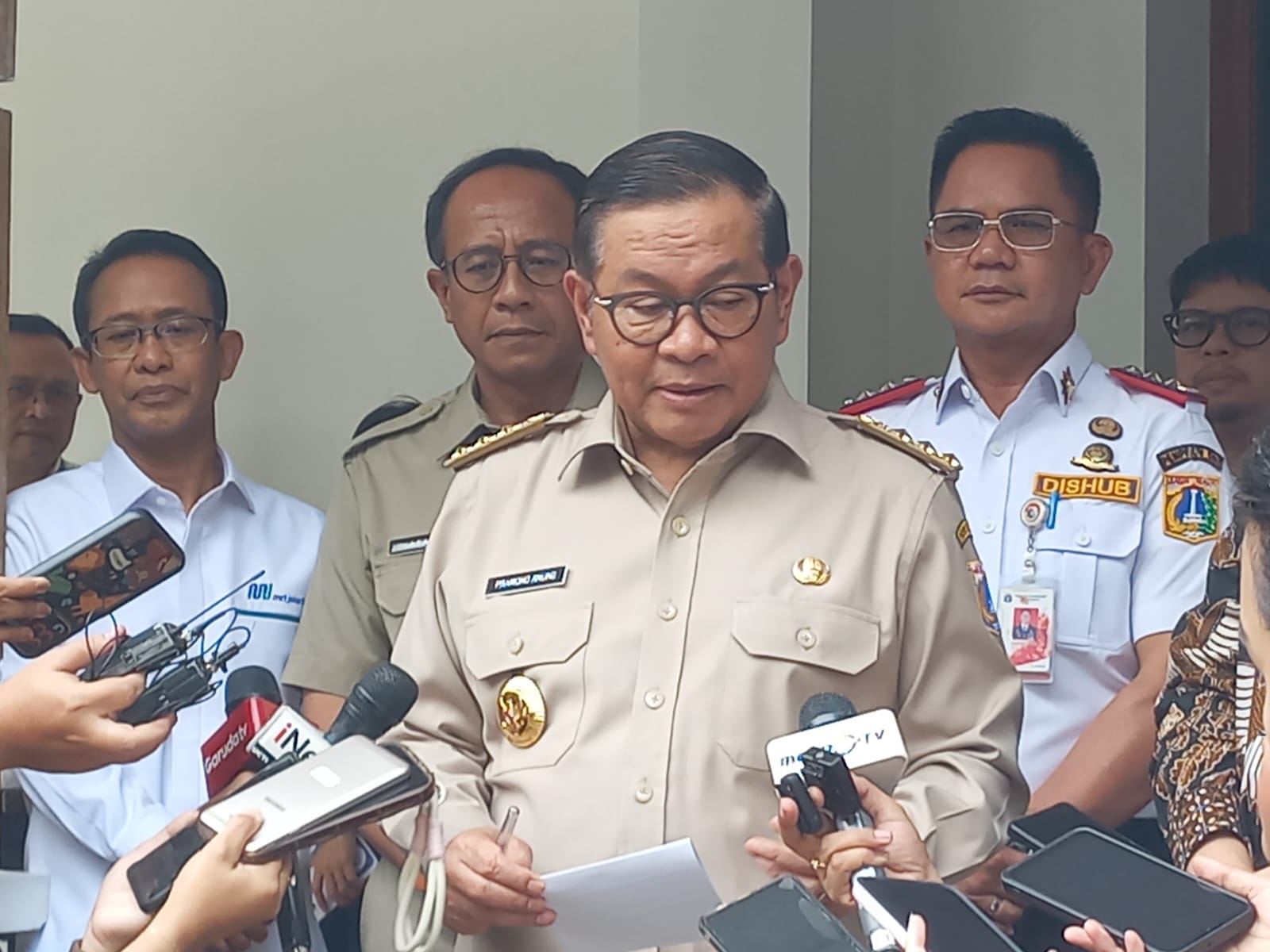 Gubernur DKI Pramono Anung memberikan keterangan pers terkait pengembangan kawasan transit oriented development Dukuh Atas.