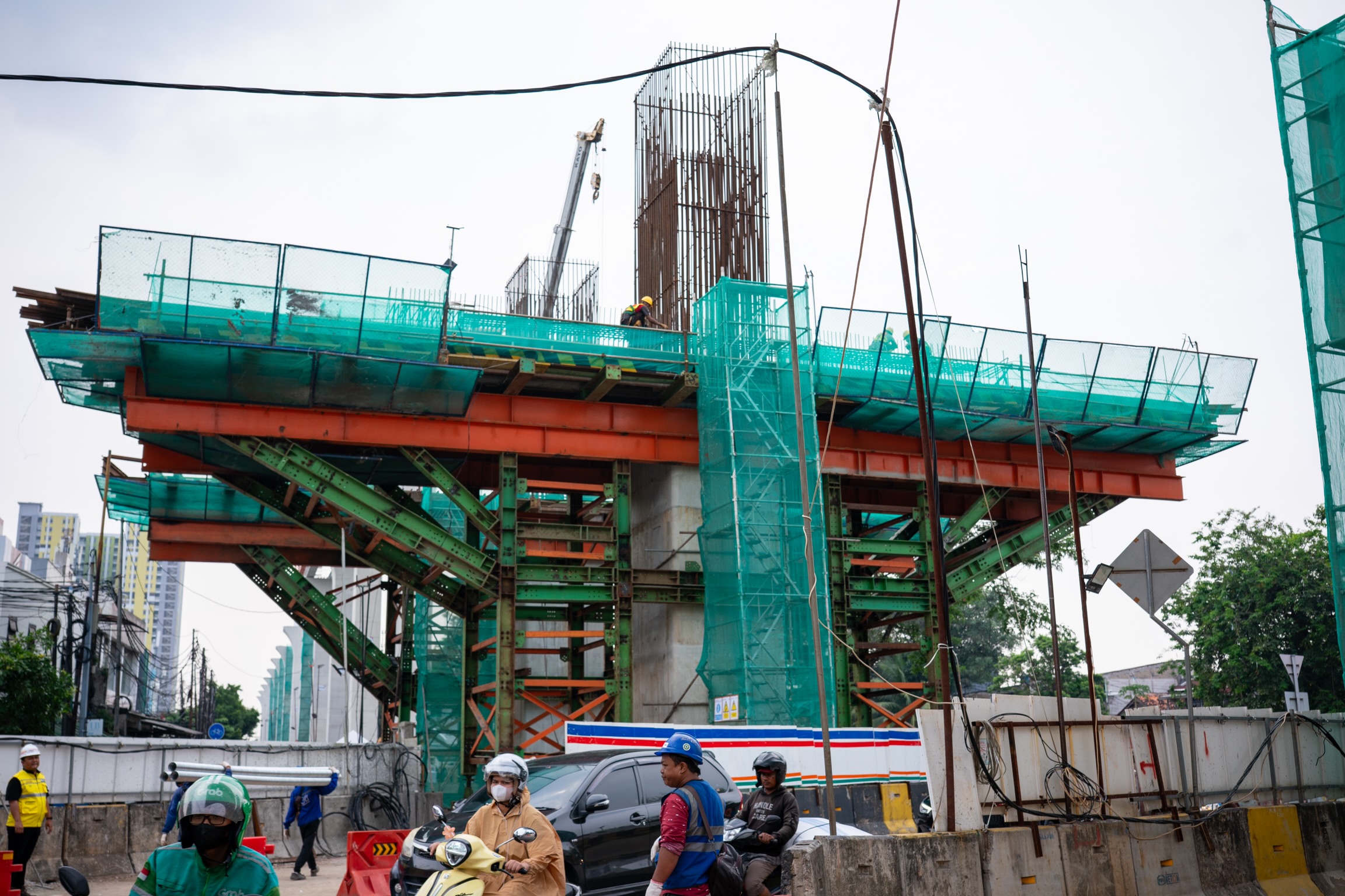 Proyek LRT Jakarta Jalur melayang Stasiun Rawamangun dan tiang pancang Stasiun Manggarai terus dikerjakan.