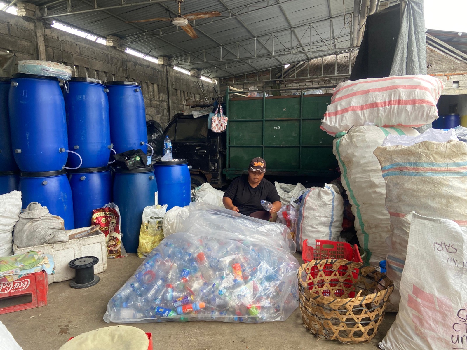 Pegiat bank sampah mengemas dan memilah botol yang masih layak pakai.