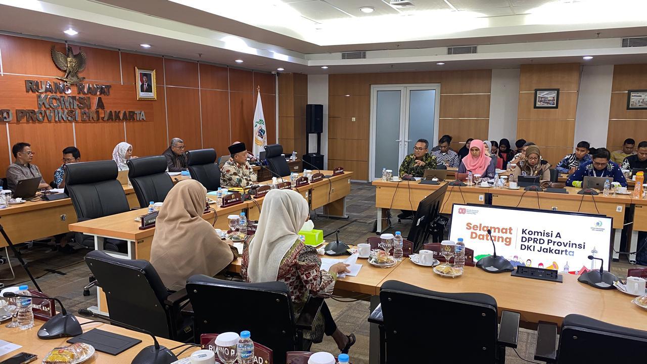 DPRD DKI Jakarta membahas Rancangan Peraturan Daerah tentang Kawasan Tanpa Rokok dengan melibatkan eksekutif dan UMKMdi Ruang Rapat Komisi A, DPRD DKI, Kamis (2/10).