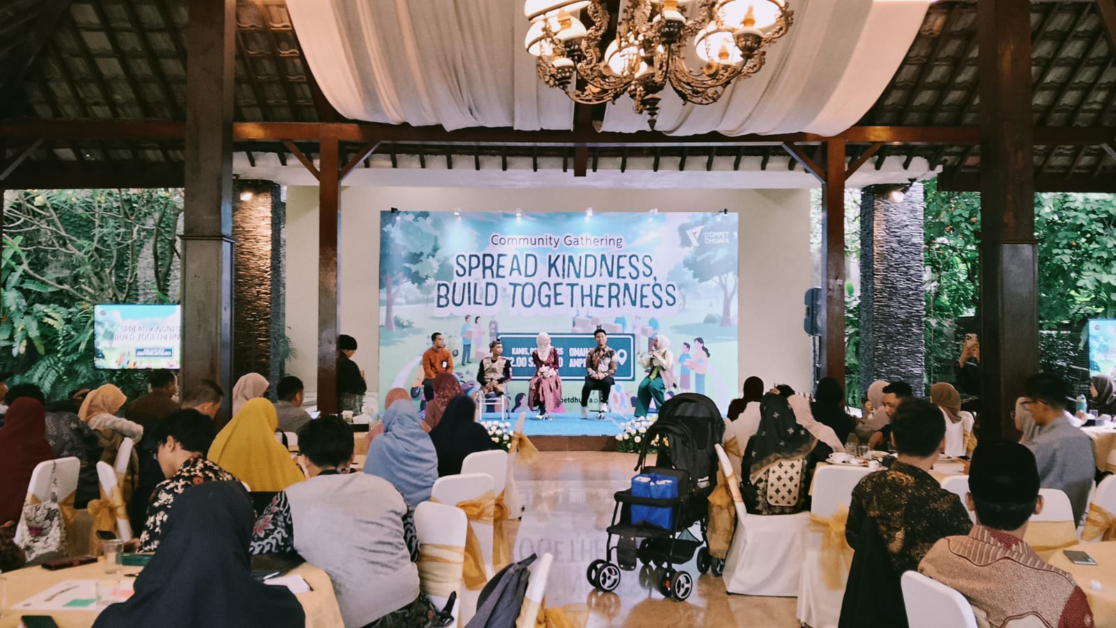 peggiat komunitas hadir dalam agenda Spread Kindness, Build Togetherness, di Ampera, Jakarta Selatan, Kamis (2/10).