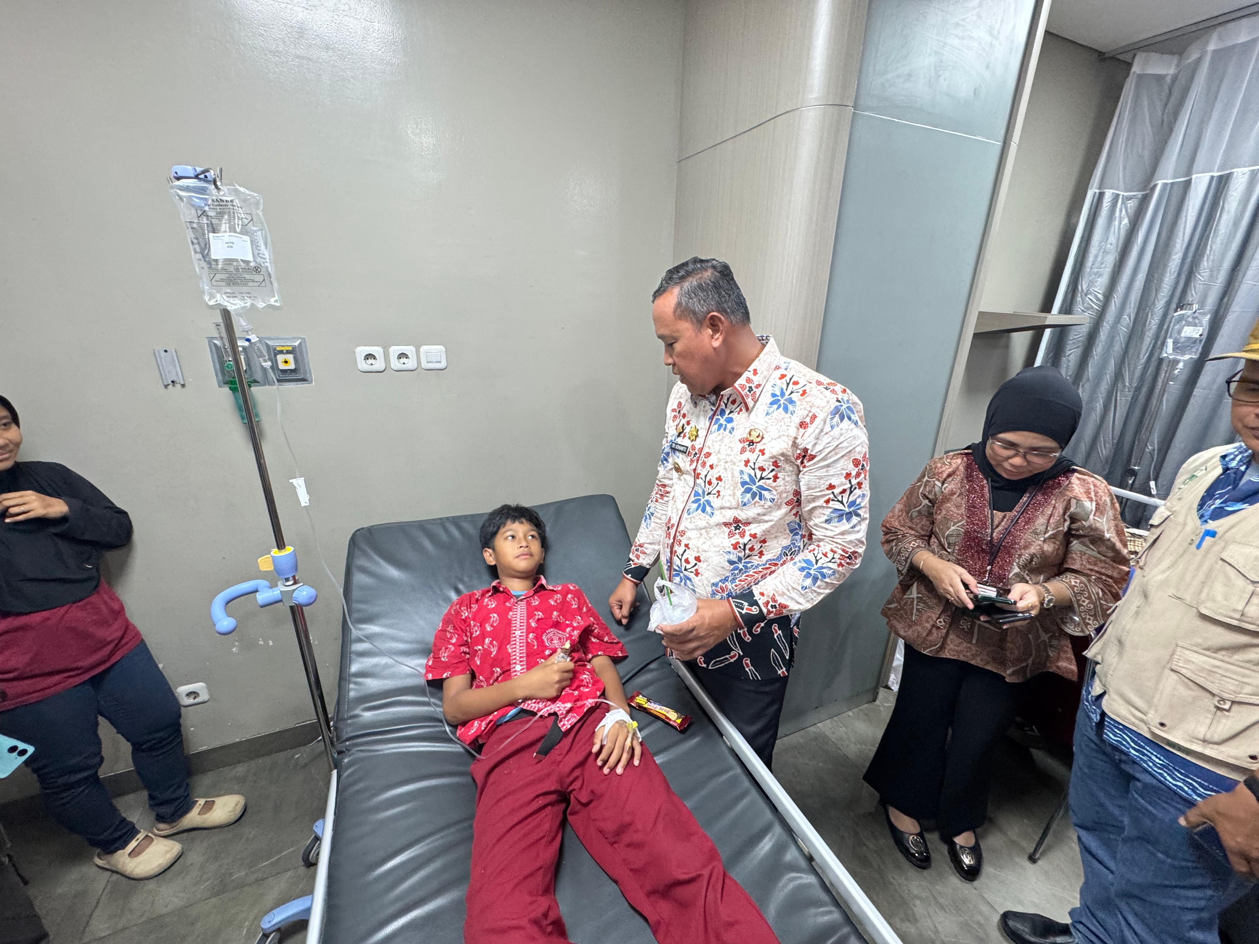 Wali Kota Bekasi Tri Adhianto mengunjungi salah satu siswa korban keracuna  MBG.