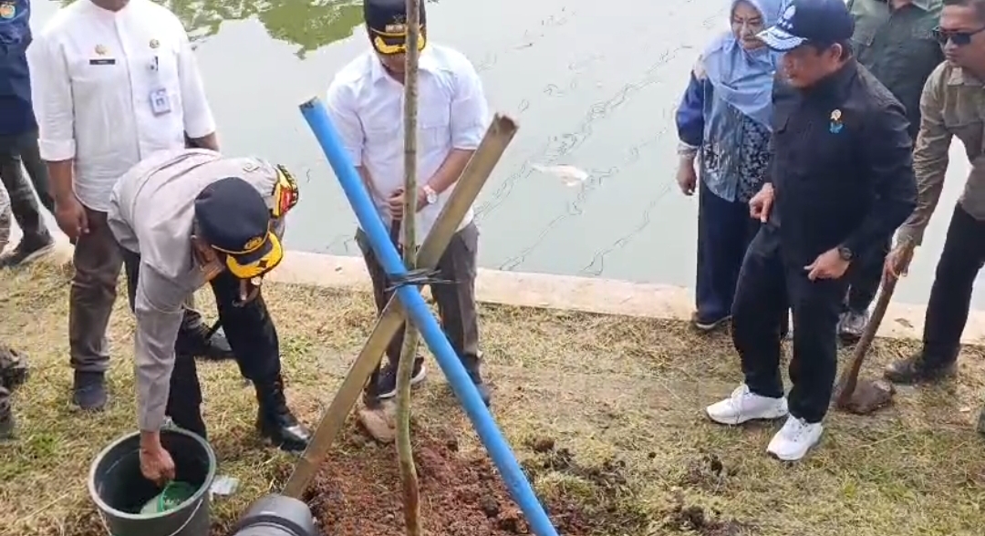 Kementerian LH melakukan kegiatan penanaman pohon di Kota Depok.