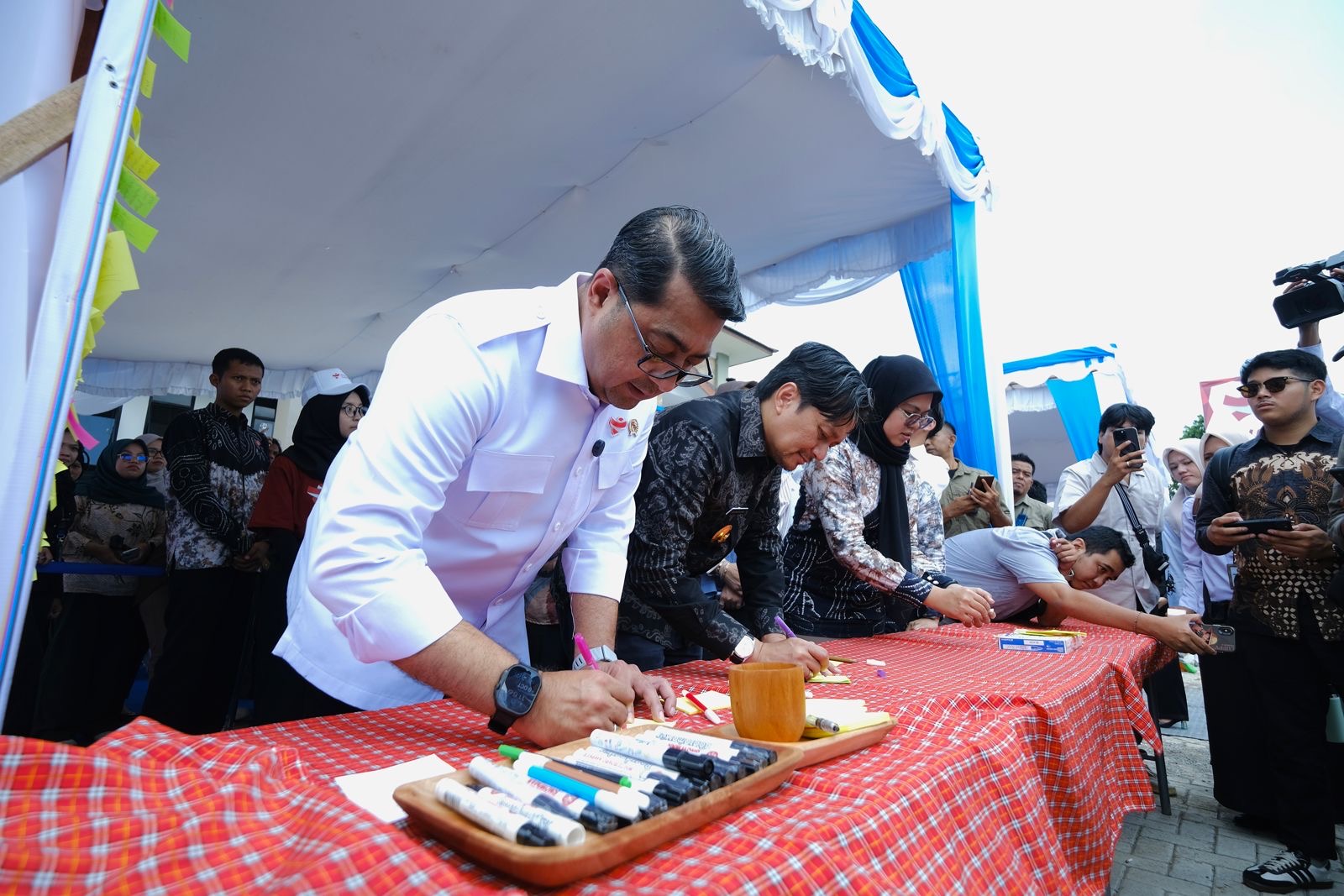 Menteri Ekonomi Kreatif  Teuku Riefky Harsya, mewakili Presiden RI Prabowo Subianto meresmikan Sekolah Garuda Transformasi di SMAN Banua, Banjarmasin, Kalimantan Selatan, Rabu, 8 Oktober 2025.