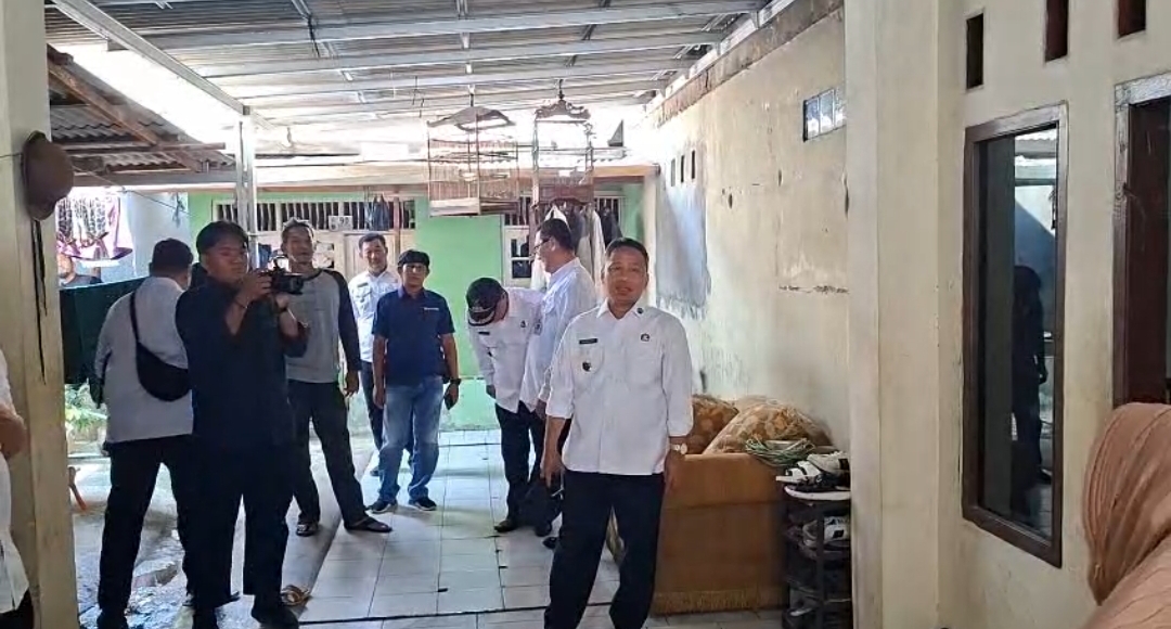 Wali Kota Depok Supian Suri meninjau rumah rusak akibat puting beliung di kawasan Limo.