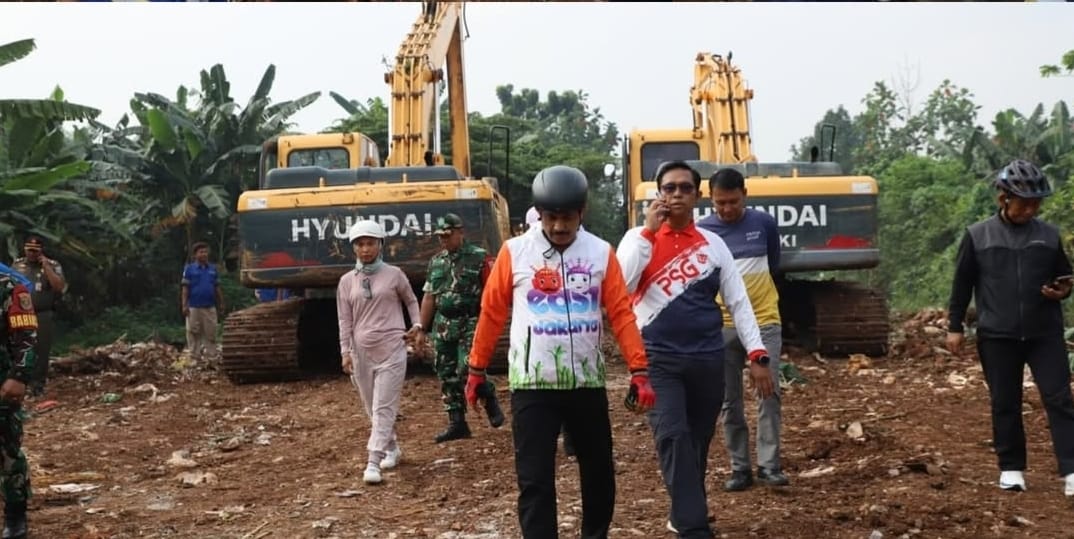 Wali Kota Jakarta Selatan Muhammad Anwar meninjau lahan yang terletak di Kelurahan Bintaro.