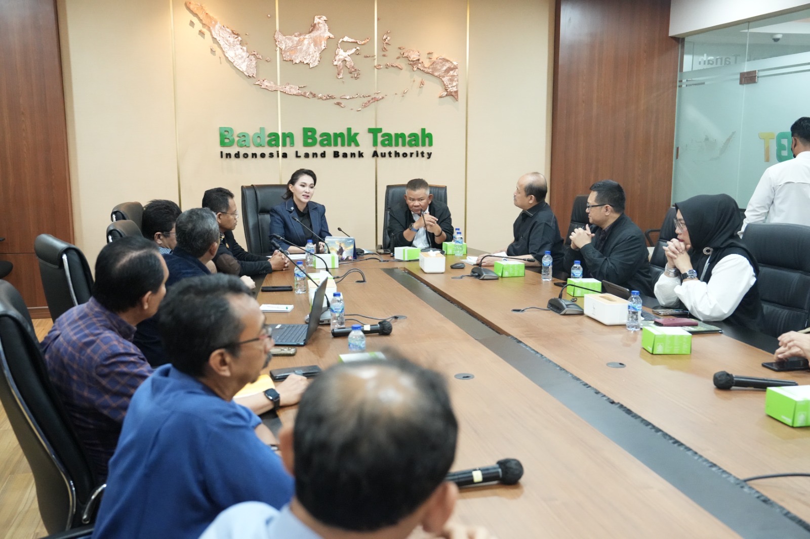 Gubernur Maluku Utara (Malut) Sherly Tjoanda Laos berdiskusi dengan Badan Bank Tanah di Jakarta, Rabu (8/10).