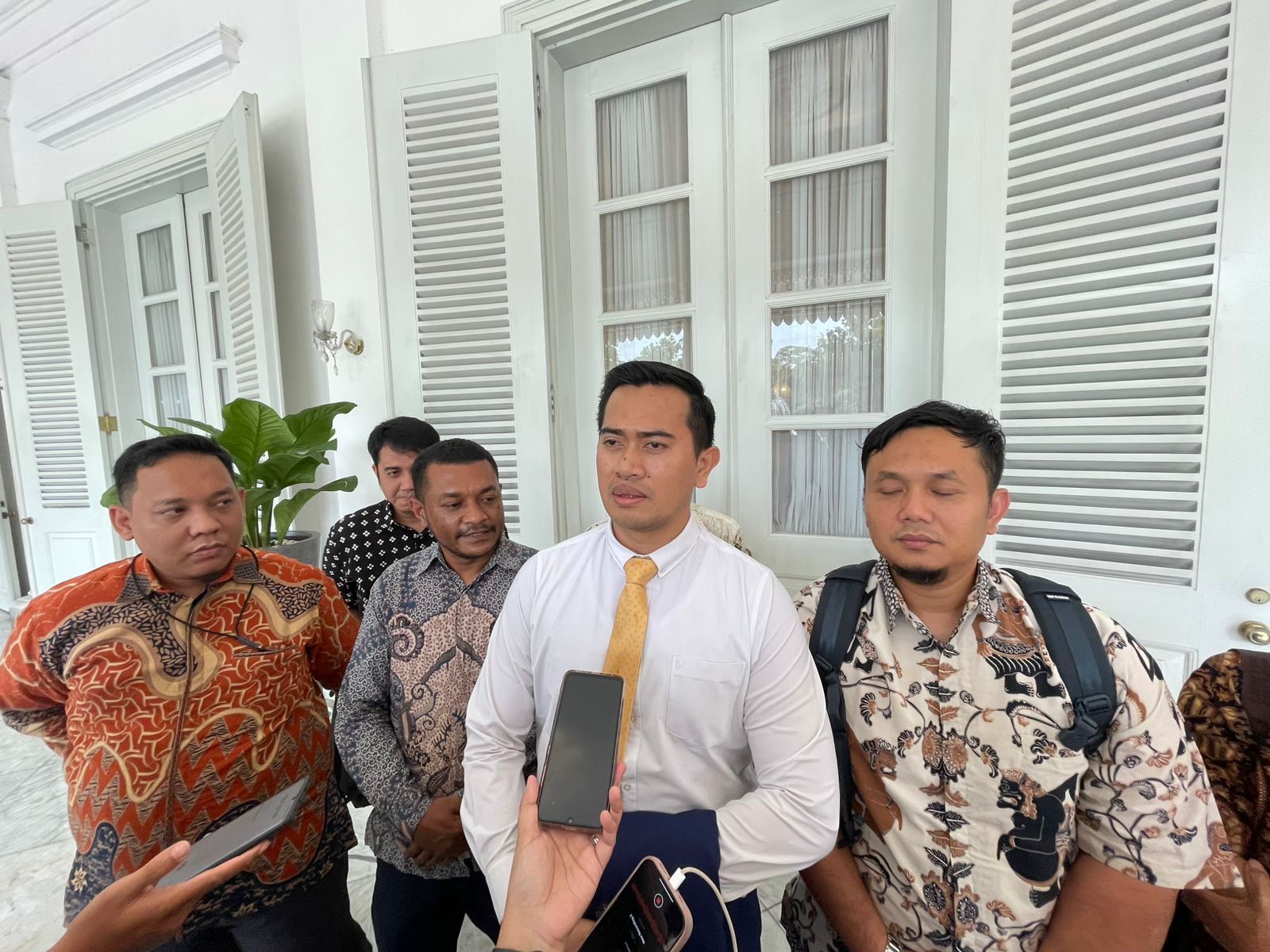 Kuasa hukum para pedagang Pasar Pramuka dari LABH Partai Bulan Bintang diwawancarai usai menemui Gubernur DKI Pramono Anung.