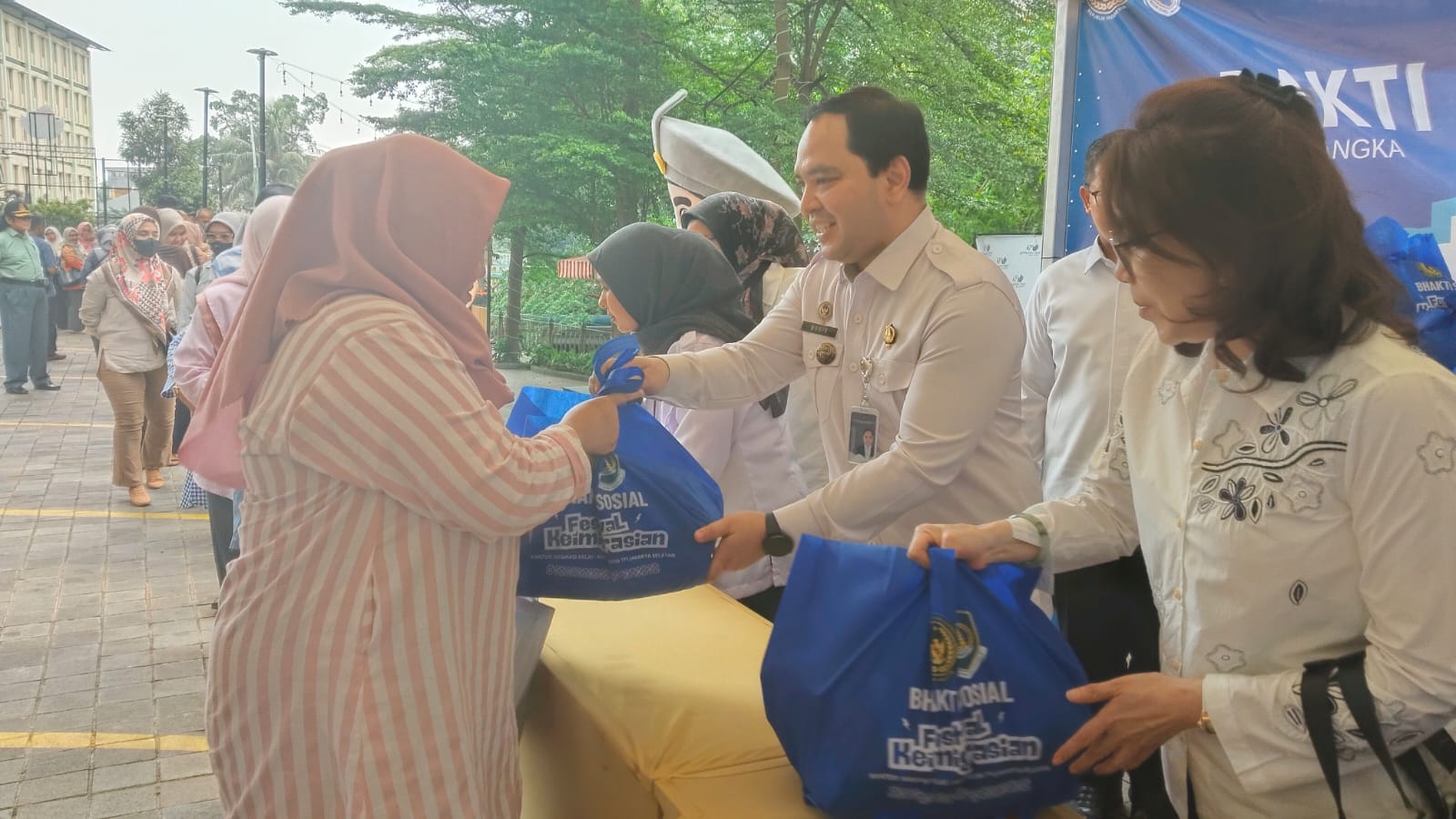 Kantor Imigrasi Kelas I Khusus Non TPI Jakarta Selatan menggelar Festival Keimigrasian dan Bakti Sosial di Kebayoran Park Mall.