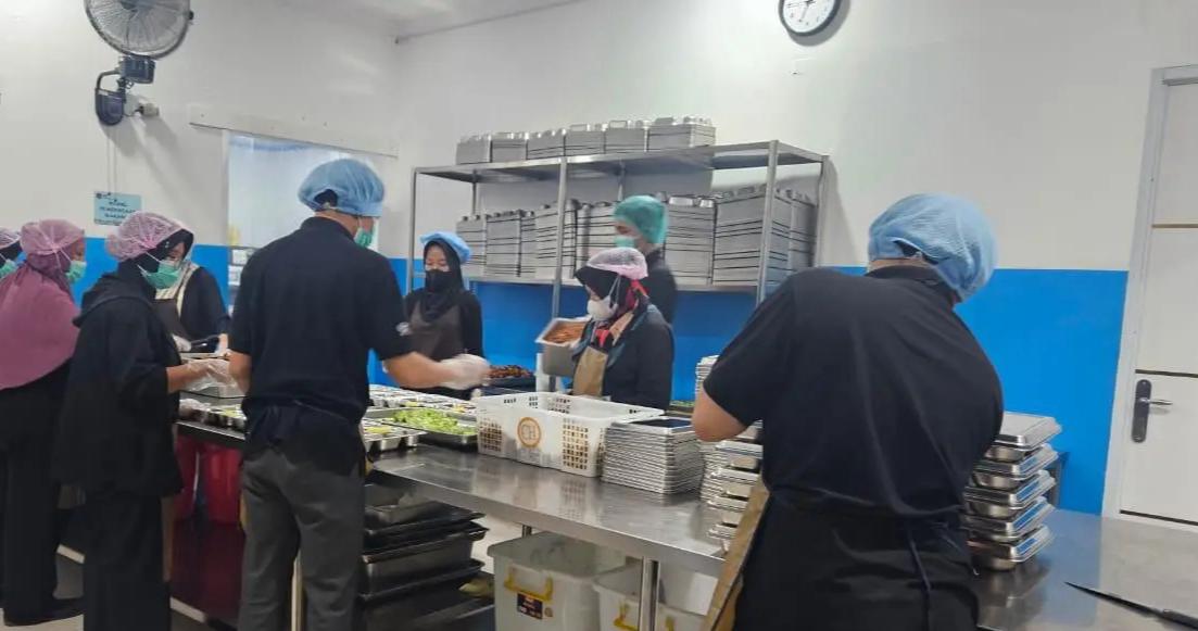 Sejumlah petugas SPPG di Kota Depok menyajikan menu MBG.
