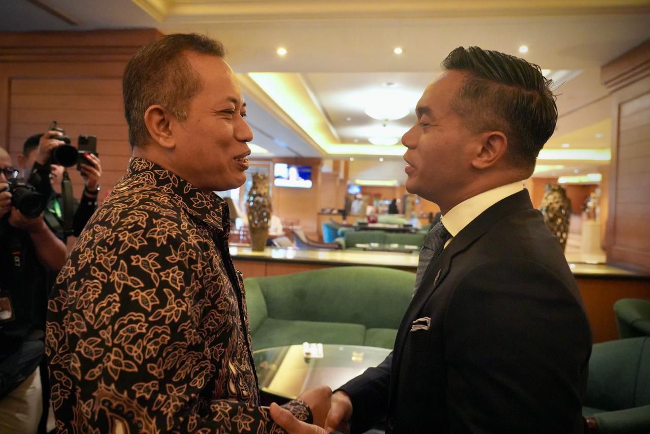 Menkop Ferry Juliantono bersama Ketua Umum Kadin Anindya Bakrie.