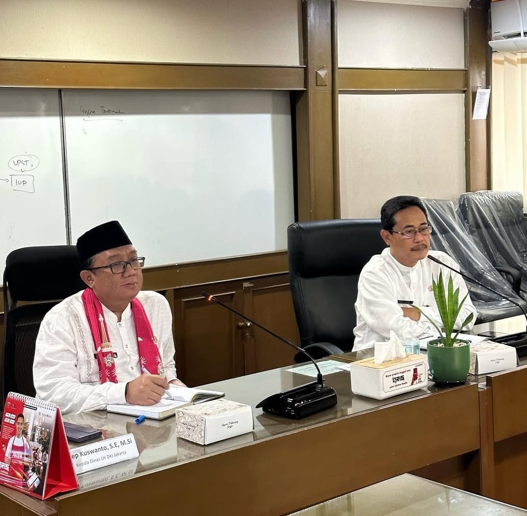Kepala Dinas Lingkungan Hidup DKI Jakarta Asep Kuswanto (kanan) membahas inovasi sampah di wilayahnya.