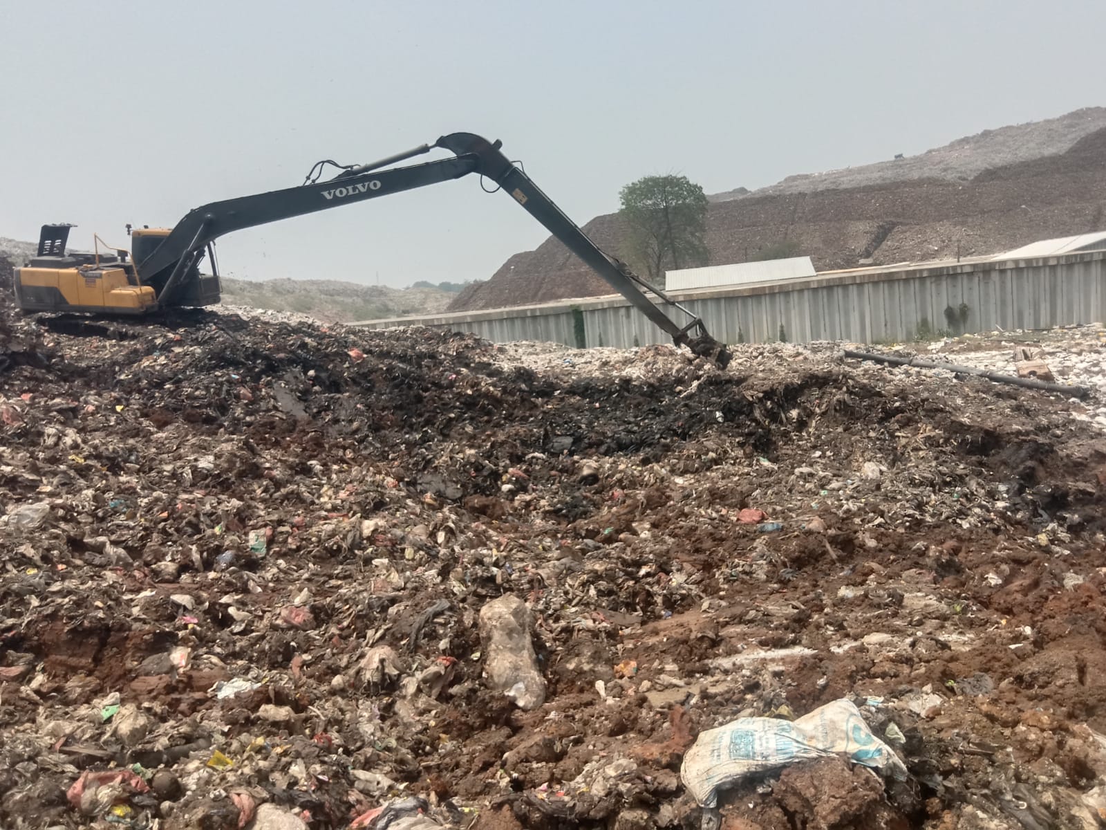 Petugas DLH Kota Bekasi mengeruk timbunan sampah untuk mengantisipasi longsor susulan di TPA Sumurbatu.