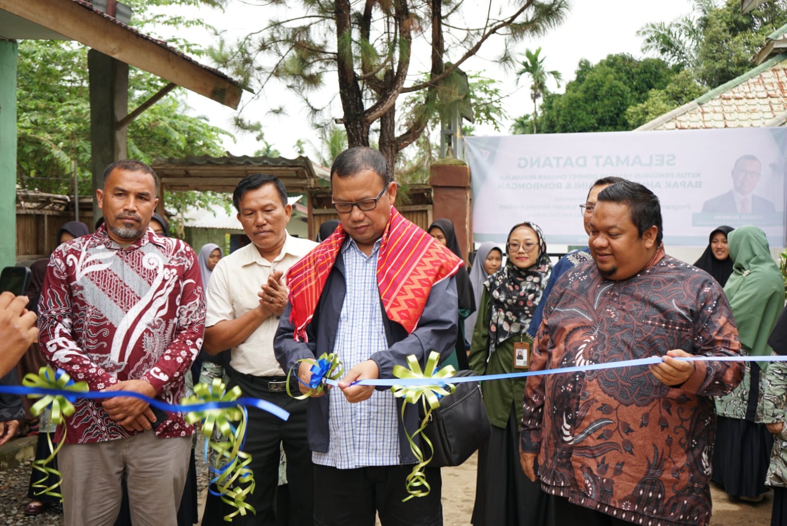 Ketua Pengurus Yayasan Dompet Dhuafa Republika, Ahmad Juwaini, meresmikan Tahfidz Boarding School Sekolah Bintang Rabbani .