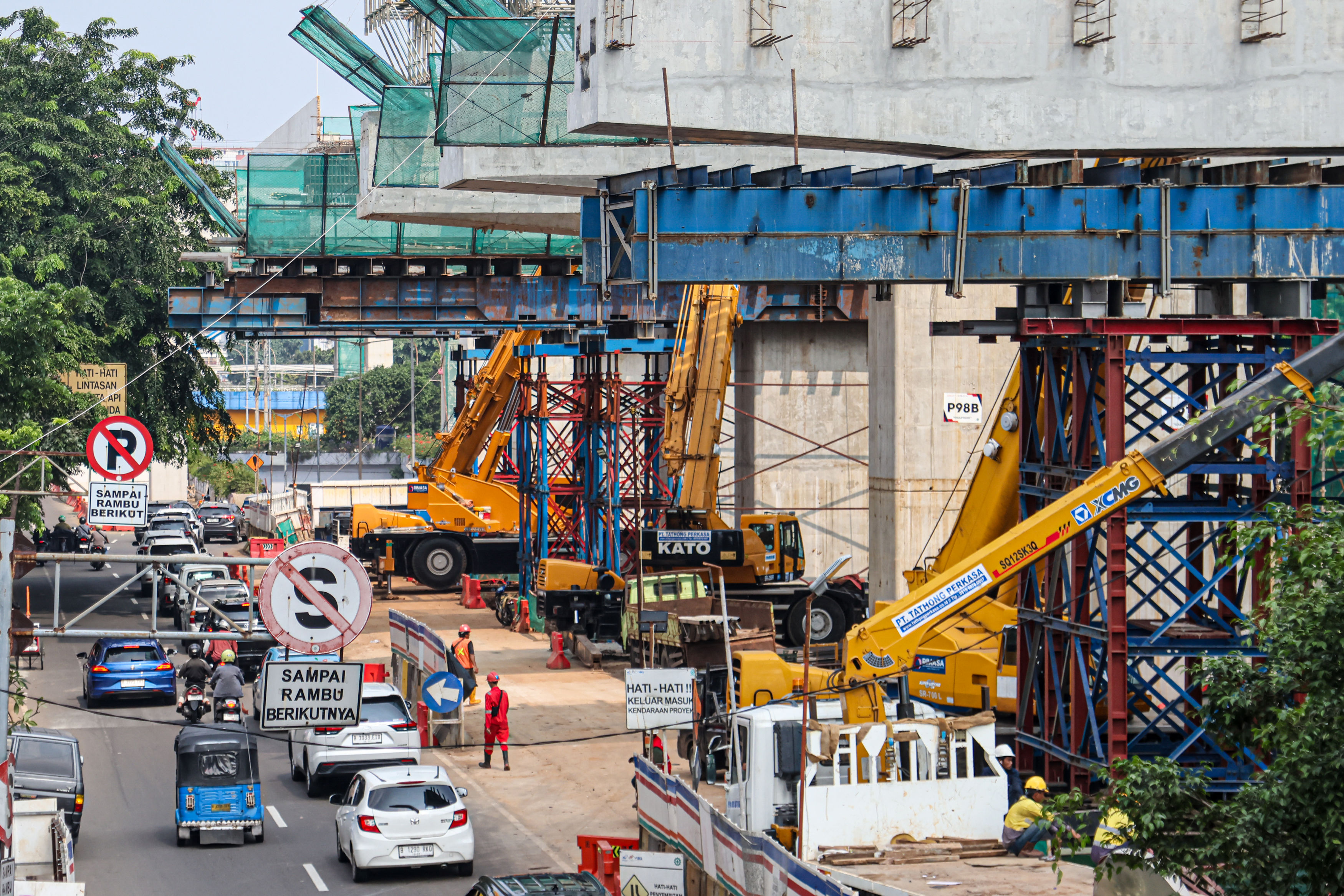 Pekerja membangun proyek LRT Jakarta Fase 1B di Jalan Pramuka, Jakarta Timur. Pembangunan tersebut untuk mempercantik Jakarta sebagai kota global. (Dok JawaPos.com)