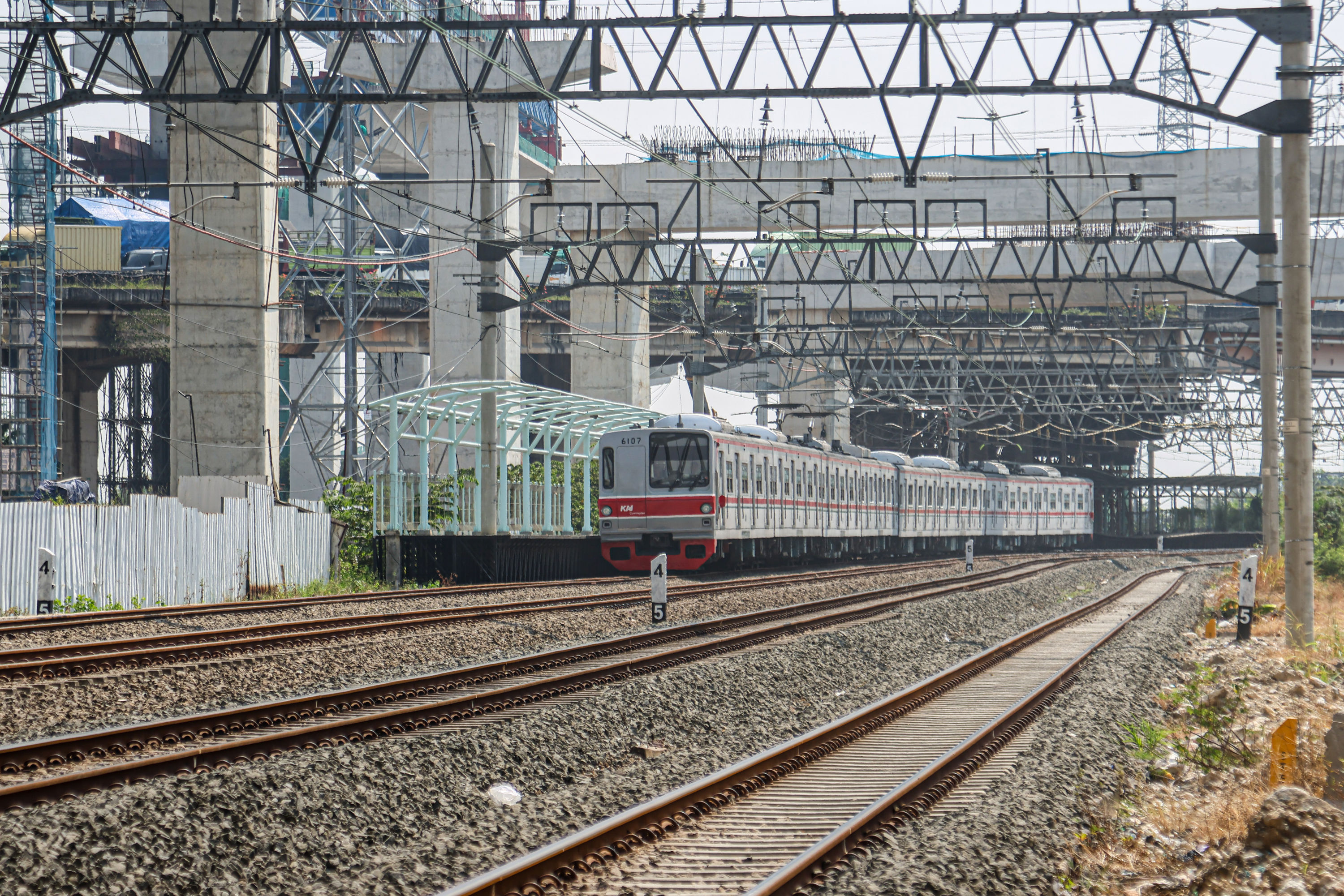 Rangkaian kereta melintas di depan Stasiun Jakarta Internasional Stasiun (JIS), Jakarta Pusat. Jakarta akan memiliki lintasan kereta sepanjang 602,64 kilometer.