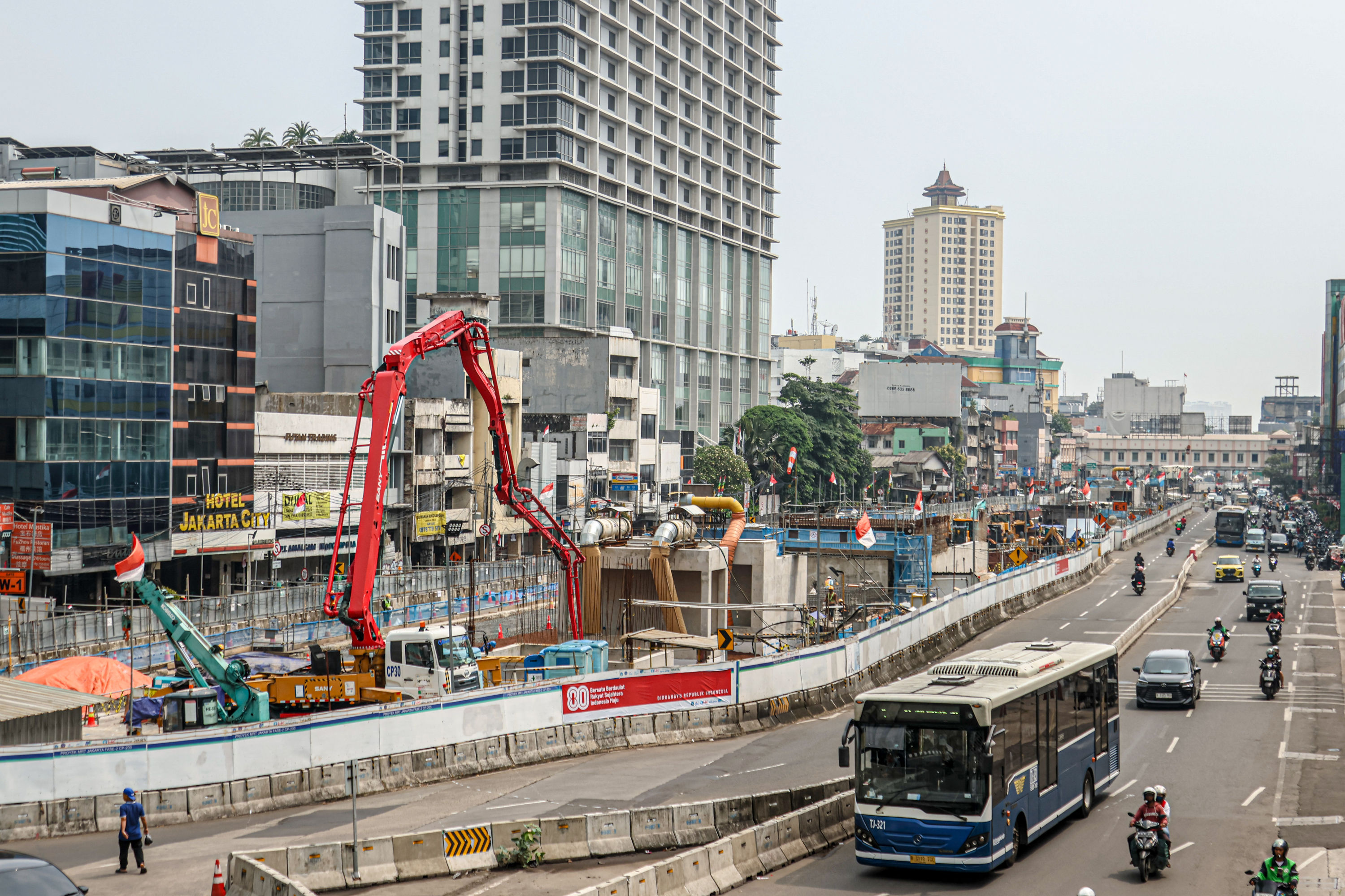 Proyek MRT Jakarta Fase 2A masih dilanjutkan di Jalan Gajah Mada, Jakarta Pusat.