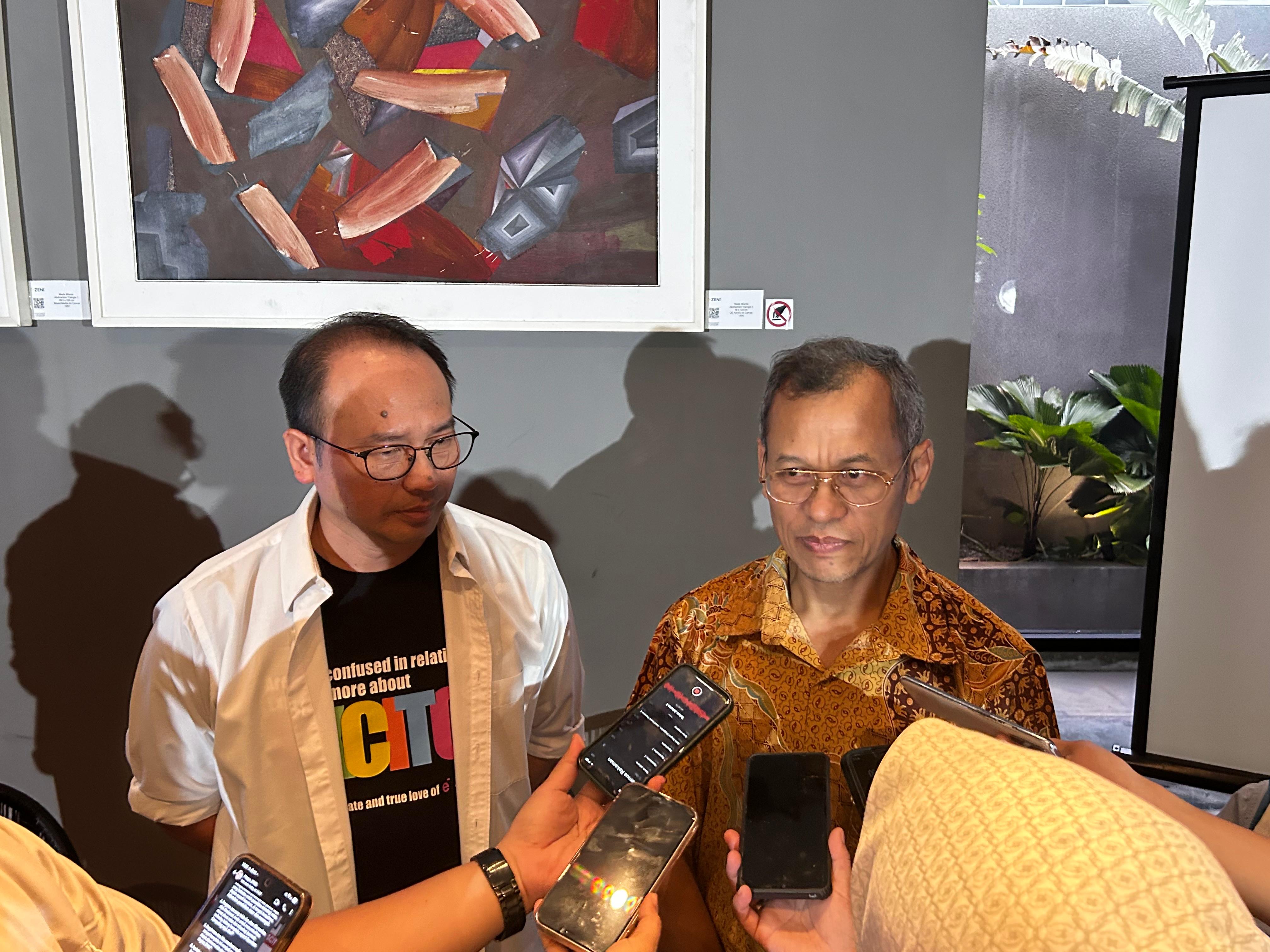 Direktur Diseminasi dan Pemanfaatan Sains dan Teknologi Kemendiktisaintek Yudi Darma (kiri) dan Guru Besar Sekolah Teknik Elektro dan Informatika (STEI) ITB Andriyan B. Suksmono.