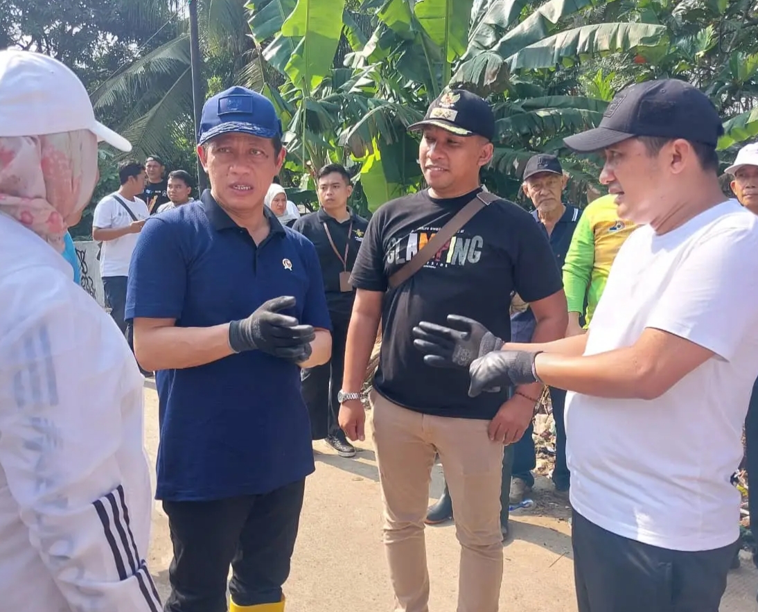 Menteri Menteri Lingkungan Hidup, Hanif Faisol Nurofiq (dua dari kiri) dan Wakil Wali Kota Depok Chandra Rahmansyah (paling kanan) melakukan aksi bersih di sepanjang Sungai Cipinang Depok.