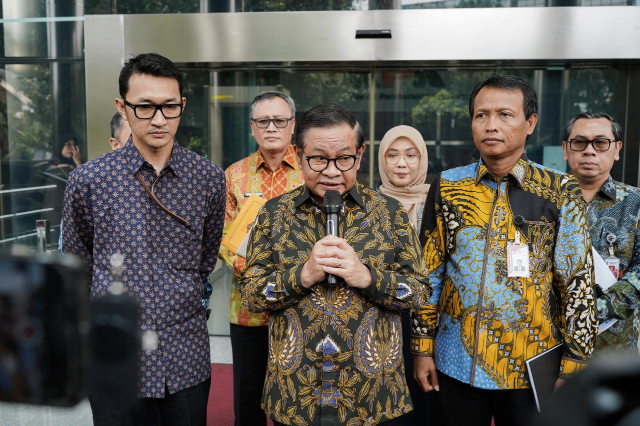 Gubernur DKI Pramono Anung bersama pimpinan KPK di Gedung Merah Putih, kemarin (16/10).