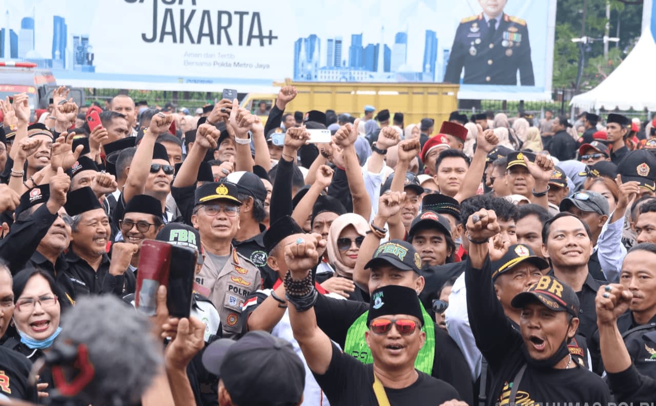 Jajaran Polda Metro Jaya melakukan foto bersama Ormas pasca Apel Siaga Kamtibmas.